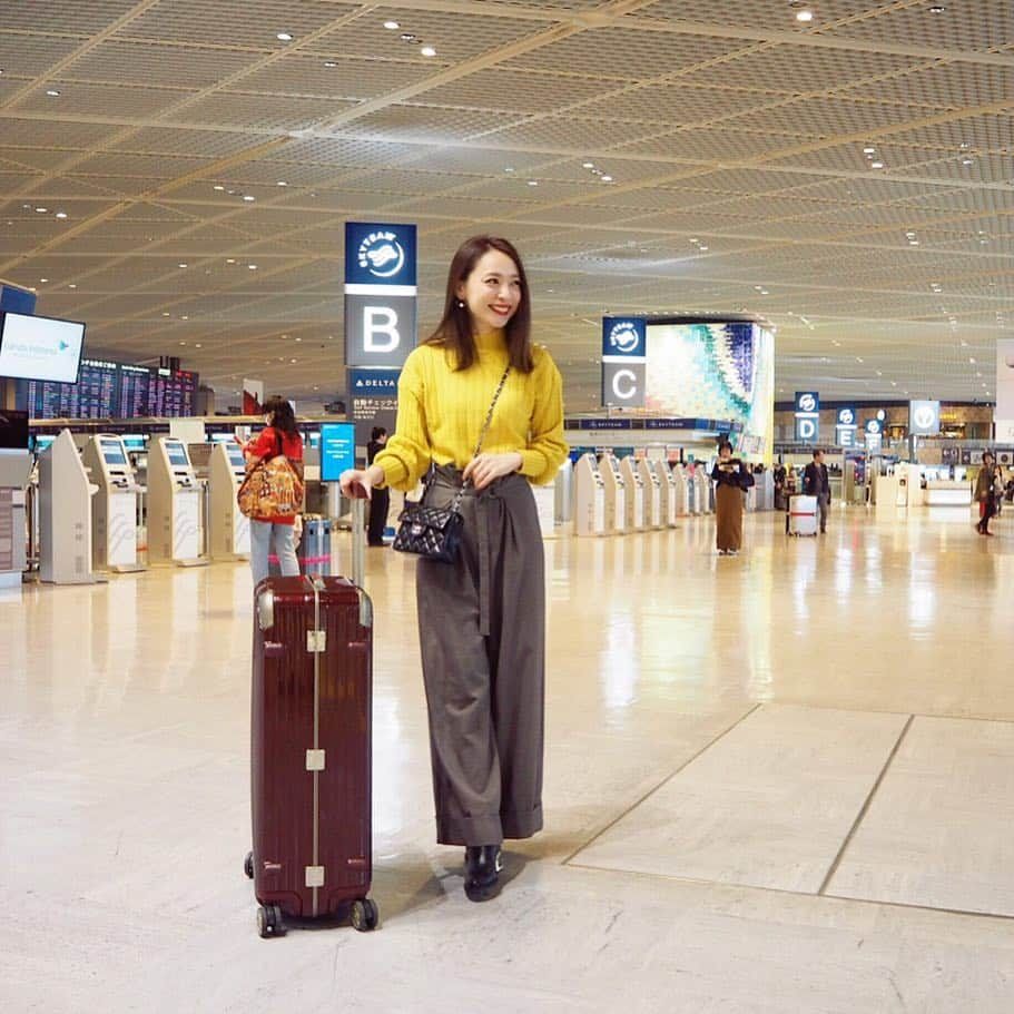 磯部奈央さんのインスタグラム写真 - (磯部奈央Instagram)「行ってきます☺︎❤︎ . 成田空港に到着しました😋 . 機内は寒いから、着心地のよいセーターと、ゆるっとワイドパンツ❤︎ . . #tops …#fifth #pants …#bannerbarrett  #bag …#chanel  #shoes …#staccato . . . . #coordinate #style #ootd #instagood #instafashion #fifthtl #フィフス  #fifthコーデ #プチプラコーデ #プチプラ #コーデ #シンプルコーデ #ファッション #コーディネート #fashion #outfit #ハイネックリブデザインニット #旅行 #空港  @fifth_store ← 24時間限定40%OFFクーポン配布中でした✨」10月13日 12時26分 - nao_isobe729