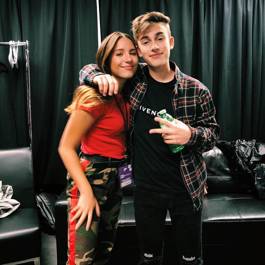 ジョニー・オーランドのインスタグラム：「thank you for singing with us WEday Alberta 💙」