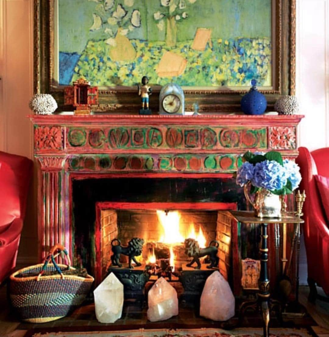 グロリア・ヴァンダービルトのインスタグラム：「I frequently change the rooms in my house. This is my living room fireplace from several years ago. I did the painting over the mantle almost 60 years ago.  #RichardAvedon bought it. After he passed away, I bought it back at auction. I miss him so, and it reminds me of him. I painted the fireplace myself. It has my son Carter’s initials on it, and I also painted Anderson’s name on it. Don’t be afraid to get some paint and brushes and see what you can create in your own home. In one bathroom I’ve painted the names of loved ones on the tiles. Why not? If you dont like what you’ve created, you can always get a little turpentine and rub it off. This room already looks very different, but I like that it exists forever in this photo, and in my memory.」