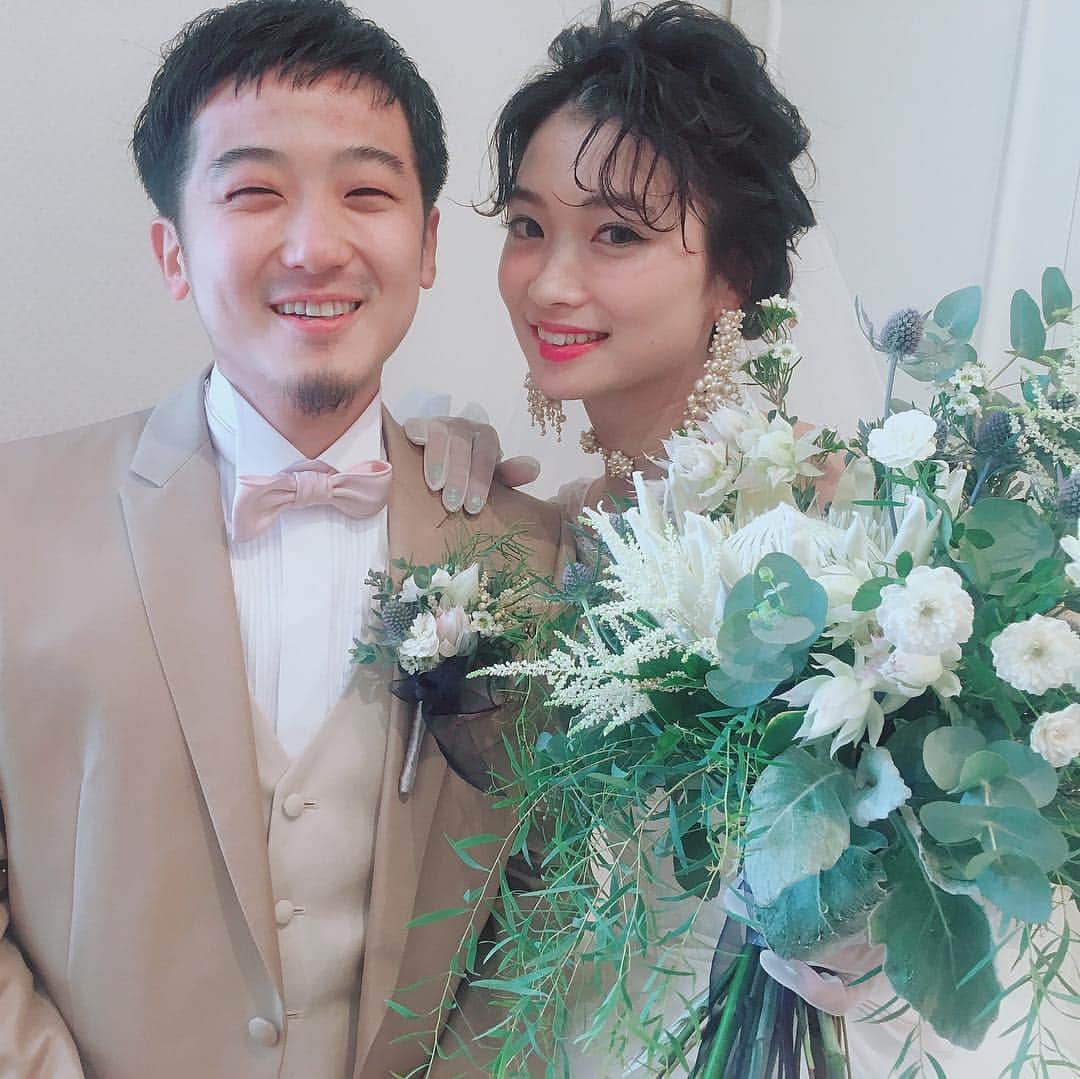 のインスタグラム：「2018/10/8♡結婚おめでとう。 アサちゃんが19歳の時にパルコの前で声をかけてからあれからもうすぐ9年。娘の結婚式を見るような気分でした😭今までいろんな髪させてくれてありがとう。そしてこの日の大事なヘアーを任せてくれてありがとう。出席出来て心から嬉しかった。2人の幸せをずっと祈ります♡これからも2人どうぞよろしくね♡#平成最後の32asa結婚式」
