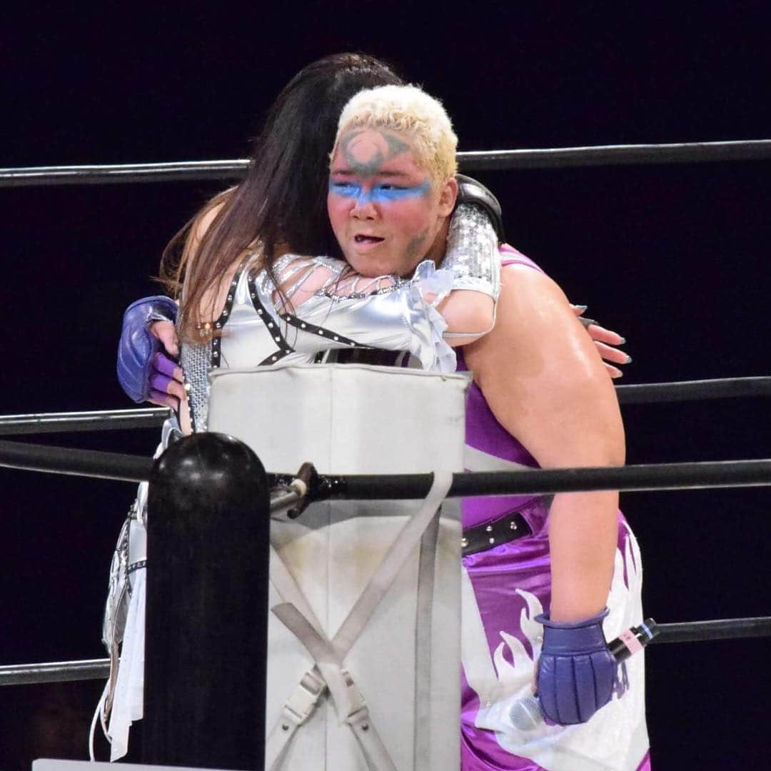 井上貴子のインスタグラム：「井上貴子デビュー30周年 オープニングマッチ^ ^  井上貴子vs  X  Xはアジャコング選手。  アジャコング選手… 実はここに今から書くことは きっとどこにも話してないこと。  アジャ様がオーディション合格したときアタシも受けてて落ちた。  ハーフということもあって とても目立っていた。  まだ合否が決まってない時なので 「シシドエリカ」さま  が人混みで人とぶつかってしまったときに…お互いにごめんなさいと交わした笑顔が凄く優しい顔だったことが印象的だった。  練習生のとき アタシがヘビメタ好きと アジャ様が知って（笑）  アジャ様に当時の カセットテープを貸したこともある（笑）  結局2年後に後輩になり テレビ録りの試合の時は アジャ様との対戦が多かった。  テレビ録りだから いつもより激しいよ（笑）  芸能のお仕事もたくさんしてました！アジャ様と全女の広報担当ですね！と話したこともある。  楽しいことばかりではない。 当然悩みもつきまとう。 そんな時アジャ様が1番理解してくれて相談にも乗ってくれた。  よくご馳走にもなった！  忙しいのを理由に練習してない！ と言われていたアタシを 「実は彼女もきちんとやってますよ。彼女よりやってない暇な人はどこを見てるんでしょうね」と 言ってくださってると聞いたことがあります。  でも こんなに理解してくれていても アジャ様は全てをさらけ出すわけではない。  どこか…入り込めないカベがあり。 逢わない日々が続いてしまうと 近付きにくい雰囲気に圧倒されて なかなか前のように話せなくなる。 何を話せば良いのか…と思うと どんどん話せなくなる。  でも…これは アジャ様に対する理解の足りなさで… アタシはいつも救ってもらっていたのに… 言い訳出来ない全女の中で どうしたの？何があったの？と 聞いてくれたアジャ様のことを  アタシは何も解っていなかった。  アラフィフだというのに まだまだ人として未熟で…  Xはアジャコング選手がいい！  と思っていても きっとオッケー出ないよねーと 数名に話していたけど…  マネージャー田口氏も 神取さんも京子選手も 絶対やってくれるよ！ そーゆー人だよ！！ と励まされ アジャ様から快く オッケーもらえた！というわけ。  アタシなんかの数倍は ご苦労されて悩んで 全女の看板背負ったりして。  そーゆーアジャ様のことを 理解しなきゃいけなかった。  どんだけ逢わなくても 絆を繋げなければいけなかったのはアタシの方だ。  今回思い切ってうちあけて 凄くスッキリしたけど  きっとアジャ様は いつものままで…  優しくて思いやりのある笑顔は あのときのまま…  アジャ様！  ホントにありがとうございました😊  これからは 少しずつ恩返ししていこう！  先輩は偉大だ！！ そして今日も…  熊本でアジャコング選手と 対戦する！  Happyで^ ^  #井上貴子  #女子プロレスラー  #井上京子 #デビュー30周年 #W井上 #熊本 #アジャコング #大好きな先輩 #恩返し」
