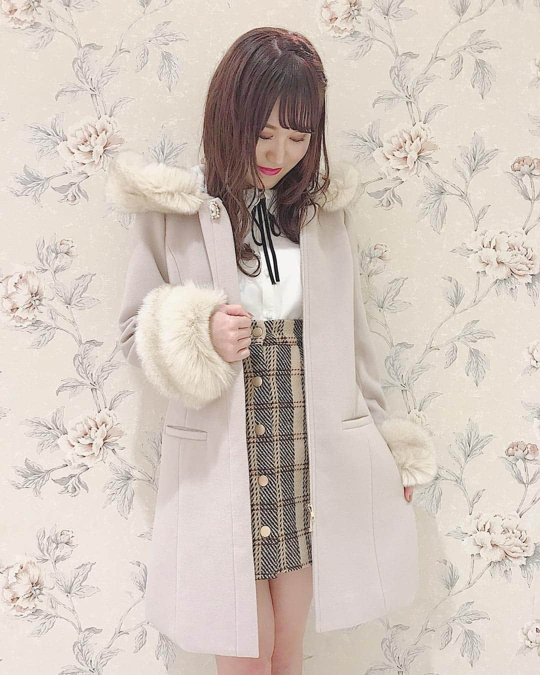 evelyn.coordinateさんのインスタグラム写真 - (evelyn.coordinateInstagram)「。 . . . ❤︎🎀 girlyコーデのご紹介 🎀❤︎ . .  white✖️pink✖️beige の 女の子らしい柔らかいカラーの 組み合わせ 🐻🍼♡ . .  コートはフードを取ると ノーカラーコートに大変身出来ちゃう 万能コート ⌣̈⃝♡ . .  ボリューム感たっぷりの手首のファーもお取り外し可能に なってるので 春先まで着て頂けます🌸.° . .  くすみpink なので大人かわいく着て頂けますよ🥂💭💕 . . ✔2wayコート ￥15.800+tax  size：S , Ｍ staff 着用：Ｍサイズ . . . #evelyn #エブリン #コーデ #codenate #ootd #instafashion #instagood #outer #coat #フードコート #ノーカラーコート #girly」10月13日 20時58分 - evelyn.coordinate