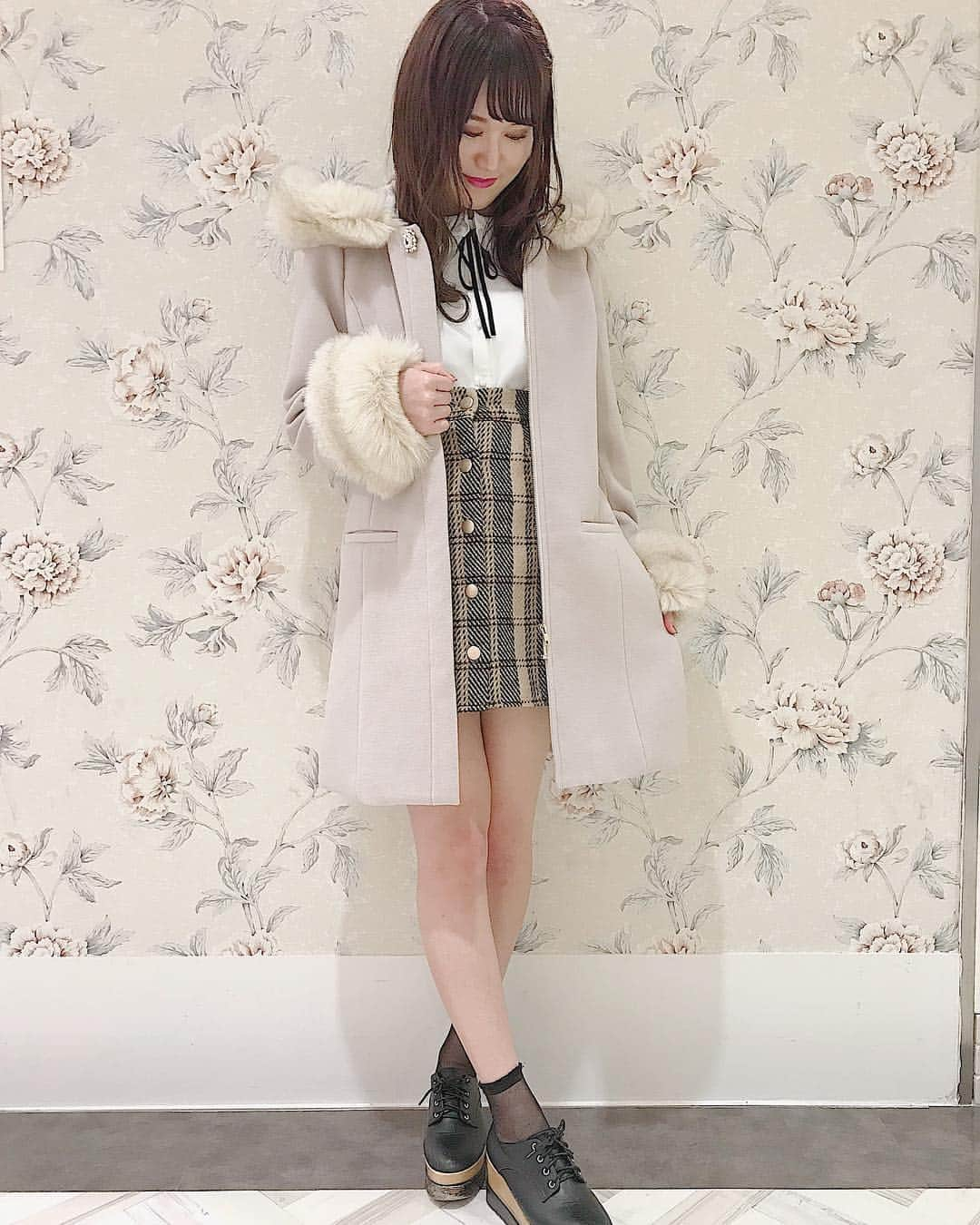 evelyn.coordinateさんのインスタグラム写真 - (evelyn.coordinateInstagram)「。 . . . ❤︎🎀 girlyコーデのご紹介 🎀❤︎ . .  white✖️pink✖️beige の 女の子らしい柔らかいカラーの 組み合わせ 🐻🍼♡ . .  コートはフードを取ると ノーカラーコートに大変身出来ちゃう 万能コート ⌣̈⃝♡ . .  ボリューム感たっぷりの手首のファーもお取り外し可能に なってるので 春先まで着て頂けます🌸.° . .  くすみpink なので大人かわいく着て頂けますよ🥂💭💕 . . ✔2wayコート ￥15.800+tax  size：S , Ｍ staff 着用：Ｍサイズ . . . #evelyn #エブリン #コーデ #codenate #ootd #instafashion #instagood #outer #coat #フードコート #ノーカラーコート #girly」10月13日 20時58分 - evelyn.coordinate