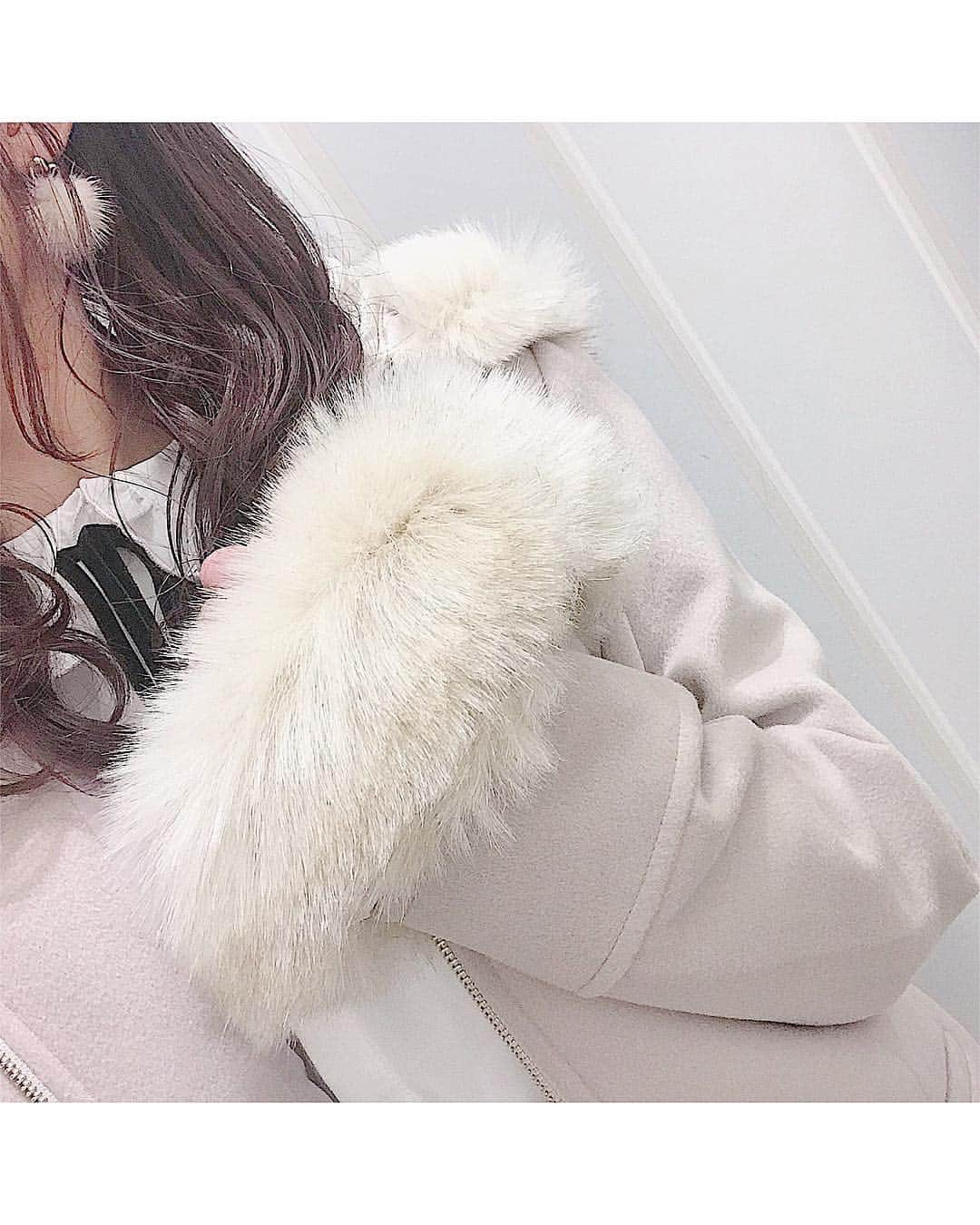 evelyn.coordinateさんのインスタグラム写真 - (evelyn.coordinateInstagram)「。 . . . ❤︎🎀 girlyコーデのご紹介 🎀❤︎ . .  white✖️pink✖️beige の 女の子らしい柔らかいカラーの 組み合わせ 🐻🍼♡ . .  コートはフードを取ると ノーカラーコートに大変身出来ちゃう 万能コート ⌣̈⃝♡ . .  ボリューム感たっぷりの手首のファーもお取り外し可能に なってるので 春先まで着て頂けます🌸.° . .  くすみpink なので大人かわいく着て頂けますよ🥂💭💕 . . ✔2wayコート ￥15.800+tax  size：S , Ｍ staff 着用：Ｍサイズ . . . #evelyn #エブリン #コーデ #codenate #ootd #instafashion #instagood #outer #coat #フードコート #ノーカラーコート #girly」10月13日 20時58分 - evelyn.coordinate