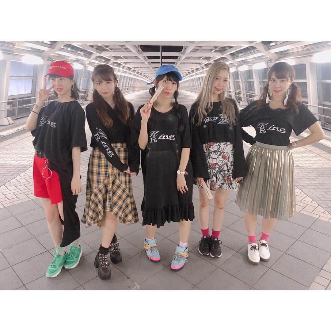 のインスタグラム：「. . . 『金星のダンス』 2018.10.06 . ニットソーイング✂︎ はじめてロックミシンのみで作りました デザインはメンバー各々から着たいものを聞いて形にしてます わたしのは作図もパターンもなしで、立体裁断で作ってます！（画像3枚目） もっと派手にダサく着こなしたかったなぁ…😕 . 見るのも踊るのもたのしい作品なので、たくさんみて真似してね❤️ #踊ってみた #金星のダンス #衣装製作 #ニットソーイング #kingring #オリジナル衣装」