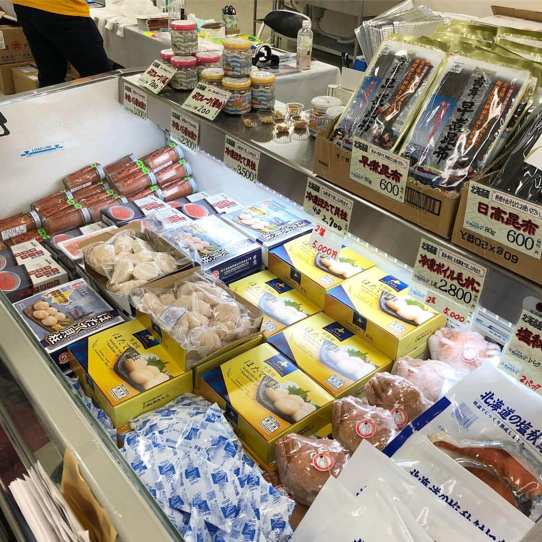 アンジェラ佐藤さんのインスタグラム写真 - (アンジェラ佐藤Instagram)「池袋で仕事終わって、茨城のお姉ちゃん家に向かってるバスの中なう。 お姉ん家のお土産は北海道産塩秋鮭切り身といくら醤油漬け。  3年ぶりに姪っ子ちゃんに会うんだけど、イクラが大好きらしいので喜んでくれそうだ( ´ω`) #秋鮭食べつくし  #アンジェラ佐藤 #北海道ぎょれん #秋鮭 #いくら #北海道秋鮭食べつくし隊長 #試食したイクラ様の美しさ #3歳にしていくらが好きとか舌が肥えとる姪っ子 #前回会った時がまだ赤ちゃん #多分私の事覚えておらんべなあ笑 #他にも色々お土産買ったので後ほどご紹介しますよ〜 #秋鮭いくらの美味しい季節 #ヒンナヒンナ #ただいま北海道ぎょれんではフォトコンキャンペーンを実施してますよ アカウントgyoren.akisake2018 を検索してフォローしてね」10月13日 21時42分 - angela_satou