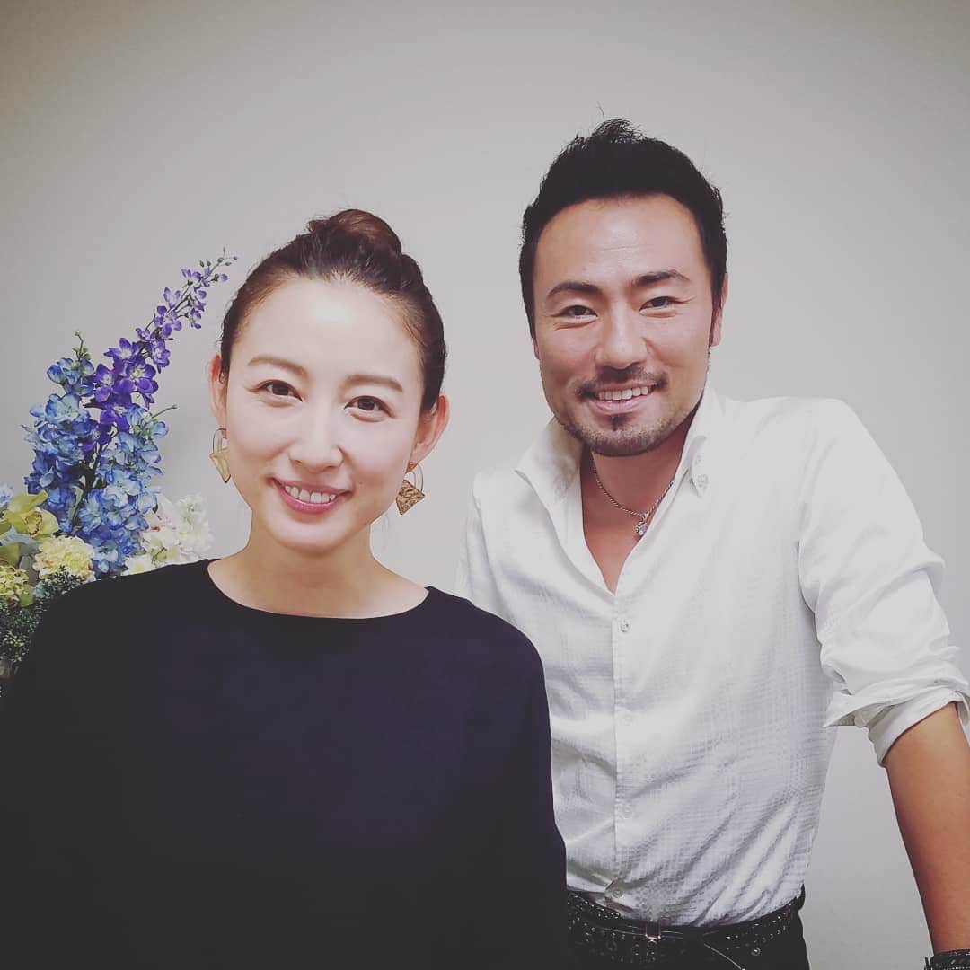 池田香織のインスタグラム：「西川悟平 @gohei.nishikawa さんのコンサートへ。 悟平さんはニューヨークで活躍されているピアニストで、映画『栞』の主題歌『winter』を演奏してくださっています。  素晴らしい演奏とグイグイ引き込まれるトークで、泣いたり笑ったりあっという間に時間が過ぎていきました。  心の栄養をたくさんいただきました！ ありがとうございました！  #西川悟平  #7本指のピアニスト #goheinishikawa  #栞 #winter #peace」