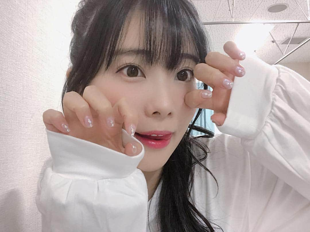 重盛さと美さんのインスタグラム写真 - (重盛さと美Instagram)「キラキラ透明感ネイル💓💕 PVの世界観に合わせてかすみ先生が作ってくれた🐰💓💋 @riche_k 👏 4枚目の写メまで頑張ってスワイプしてください🤝（笑） #ネイル#透明感#キラキラ#天才！」10月13日 21時42分 - satomi_shigemori