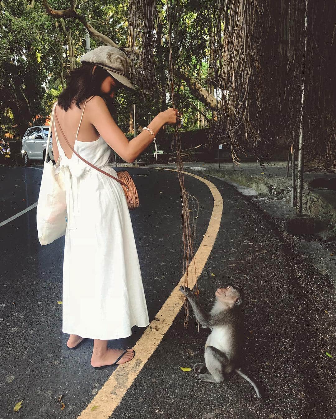 クロエさんのインスタグラム写真 - (クロエInstagram)「Bali旅行、初日はUbud🌿🌤 with @harukakuriyama  バタバタだったけど、ゆっくりプールにも入れて、ウブドマーケットでお買い物して、モンキーフォレストにも行けました🐒 お猿さんはいるのはもちろん、自然がすごすぎてむしろそっちの方が楽しかった！おすすめです❤︎ 見せたい写真が沢山なのでごちゃごちゃだけどいっぱい載せたので見てね〜 ウブドは短いけど今日まで。 自然いっぱいで、美しくて、最高の街でした❤︎ #monkeyforest #ubudmarket #ubud #Bali #ウブドマーケット #モンキーフォレスト #ウブド #アラヤウブド」10月13日 21時59分 - ch__l__oe