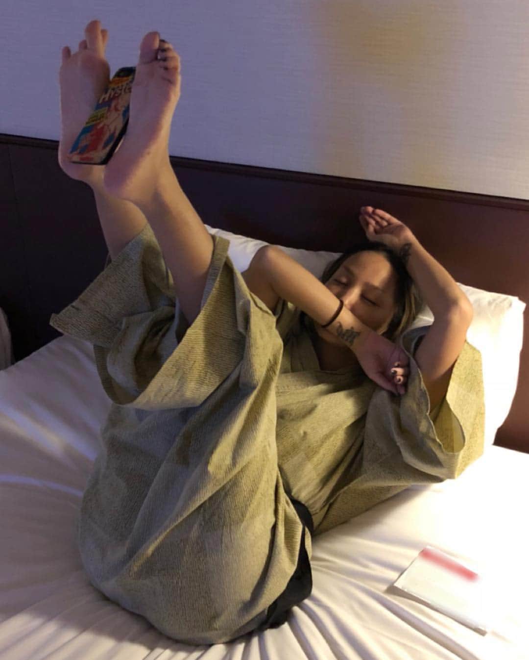 中島美嘉さんのインスタグラム写真 - (中島美嘉Instagram)「. 寝顔撮られちゃった❤︎ とか言って必死、笑  #みんなやってみて#意外と騙されるよ、笑 #自撮りしてるの#マネージャーに撮られた」10月13日 21時55分 - mikanakashima_official
