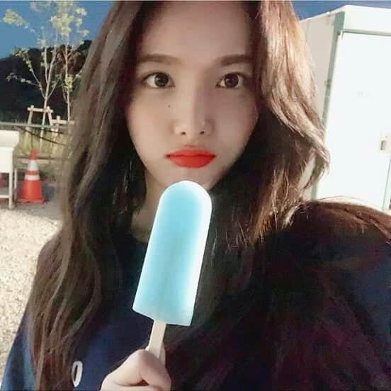 ナヨンさんのインスタグラム写真 - (ナヨンInstagram)「Do you want an ice cream ? 🍦 #TWICE#트와이스#NAYEON#나연」10月13日 21時59分 - twicenayeon