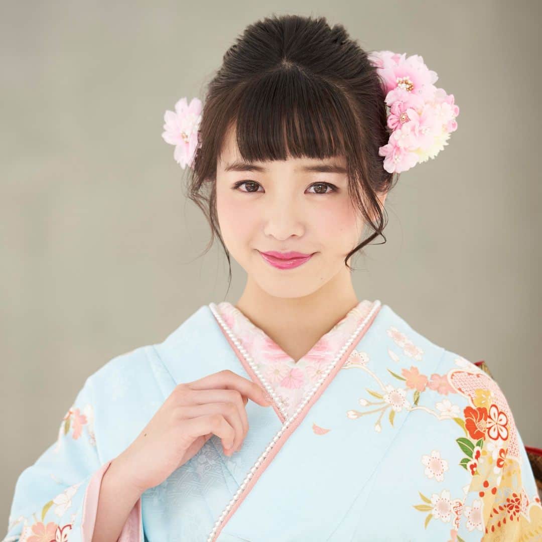 京都きもの友禅【公式】さんのインスタグラム写真 - (京都きもの友禅【公式】Instagram)「せっかくの #晴れ姿、髪型までとことんこだわりたい人必見！⠀⠀ 編み込んだ髪に小さい花を挿すだけで、後ろ姿までキュートに♡⠀⠀ ⠀⠀ @kimono_yuzen で振袖コーディネートをcheck♪⠀⠀ ⠀⠀ #京都きもの友禅 #振袖 #撮影風景 #成人式 #成人式前撮り #ふりそで #着物 #はたち #和 #ハタチは一生もの #振袖レンタル #ふりそでーしょん #着物コーディネート #着物女子 #振袖撮影 #振袖ヘアメイク #スカイブルー #かわいい #キュート #ヘアアレンジ #ラプンツェルヘア #横田真悠」10月13日 22時00分 - kimono_yuzen
