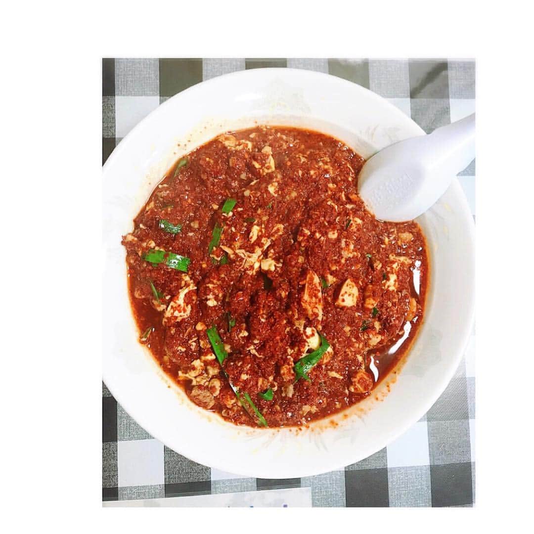 激辛アミーゴさんのインスタグラム写真 - (激辛アミーゴInstagram)「宮崎の桝本で辛麺を食べてきました〰🌶 インスタントでも人気だけど、やっぱり有名店で出来たてを頂きたい❤️ もちろん1番辛い50を頼みました‼️別のお客さんからは20とかいう声も聞こえて、なかなか辛いのが慣れている地元の方達ってイメージ🌶 50はもう汁なしまぜそば的な感じで、ニラとニンニクが想像以上に効いていて、卵の存在はほぼない… 一口目からすんごく美味しくて❤️でも汁がある辛麺も食べたかった🍜 近所だったら週3くらいで食べたくなるなっ🤣  #激辛 #激辛料理 #激辛グルメ #激辛好き #激辛部 #激辛女子 #辛スタグラム #激辛アミーゴ #カラミーゴ #桝本 #辛面 #宮崎 #50 #spicy #spicyfood #hotfood #japanesefood  #超级辣 #四川美食 #铃木亚美」10月13日 13時26分 - gekikaraamigo