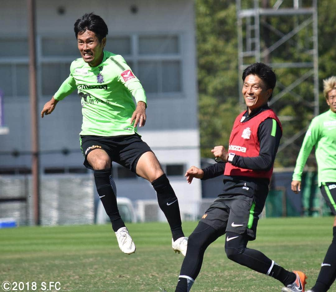 サンフレッチェ広島さんのインスタグラム写真 - (サンフレッチェ広島Instagram)「晴天の下、今日も吉田サッカー公園でチームは練習⚽ 明日のトレーニングマッチvs.愛媛FCに向け、連係を確認しました！ #sanfrecce #柴崎晃誠選手 #川辺駿選手」10月13日 13時59分 - sanfrecce.official