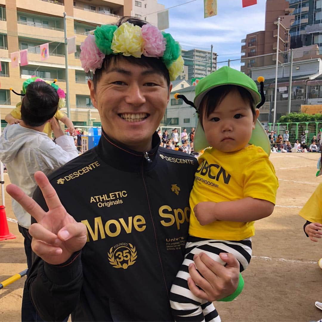 梅村賢太郎さんのインスタグラム写真 - (梅村賢太郎Instagram)「3枚あります スワイプして見て下さい☺︎→👆 #小梅スタグラム #小梅 #小梅ちゃん #koume #はじめての #運動会 #5分くらいで終わるのに #梅村家は集まった #小梅のためなら #奈良 から飛んで来る #そんな小梅は運動会で #ハチになって飛んでくれる #お遊戯 だ #ずっと泣いてた #中山女子短期大学 #も赤ちゃん連れて一緒に #泣いてる小梅を見て #泣きっ面に蜂 やな と彼が言った #泣きっ面の蜂 ちゃん？と僕は思った #でも #言わなかった #こんないい天気で #こんないい運動会日和 #素敵な日曜日に #野暮なことは言いたくなかった #土曜日やった」10月13日 14時47分 - rahujigenume