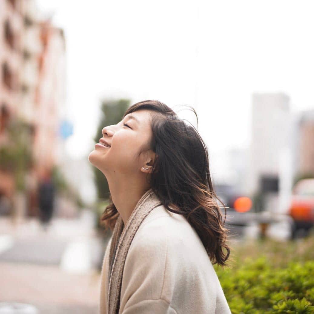 有安杏果さんのインスタグラム写真 - (有安杏果Instagram)「♪﻿ ﻿ 無事に「ココロノート」2冊受け取りました﻿ みんなのコメントは全部読みました😌✨﻿ ほんとにほんとにいつも﻿ ありがとうっ（＊・Θ・＊）﻿ ﻿ ﻿ 月日が経つのは本当に早くてもう10月…﻿ 寒さと共に去年の今頃はあんなことして﻿ こんな気持ちだったなぁーと思い出します﻿ ﻿ ﻿ そしてあれから一年経った今﻿ ちゃんと少しずつ成長出来てるかなぁ…﻿ と自問自答したりして過ごしています﻿ ﻿ ﻿ 人間なによりやっぱ健康な心身があってなんぼ！﻿ ﻿ 毎日ちゃんと規則正しく寝て食べて運動して﻿ 過ごす事ができて感謝しながら﻿ 充実した日々を送っています！﻿ ﻿ 寒くなってきたのでみなさんも﻿ 風邪にはくれぐれも気をつけてくださいね😷﻿ ﻿ ﻿ #有安杏果﻿ #ココロノート﻿ #コメント﻿ #ありがとうございます﻿ #感謝感謝﻿ #ココロノセンリツ﻿ #ココセン仙台﻿ #仙台サンプラザ﻿ #あれから1年﻿ #風邪には﻿ #気をつけてね﻿ #健康第一」10月13日 15時15分 - ariyasu_momoka_official