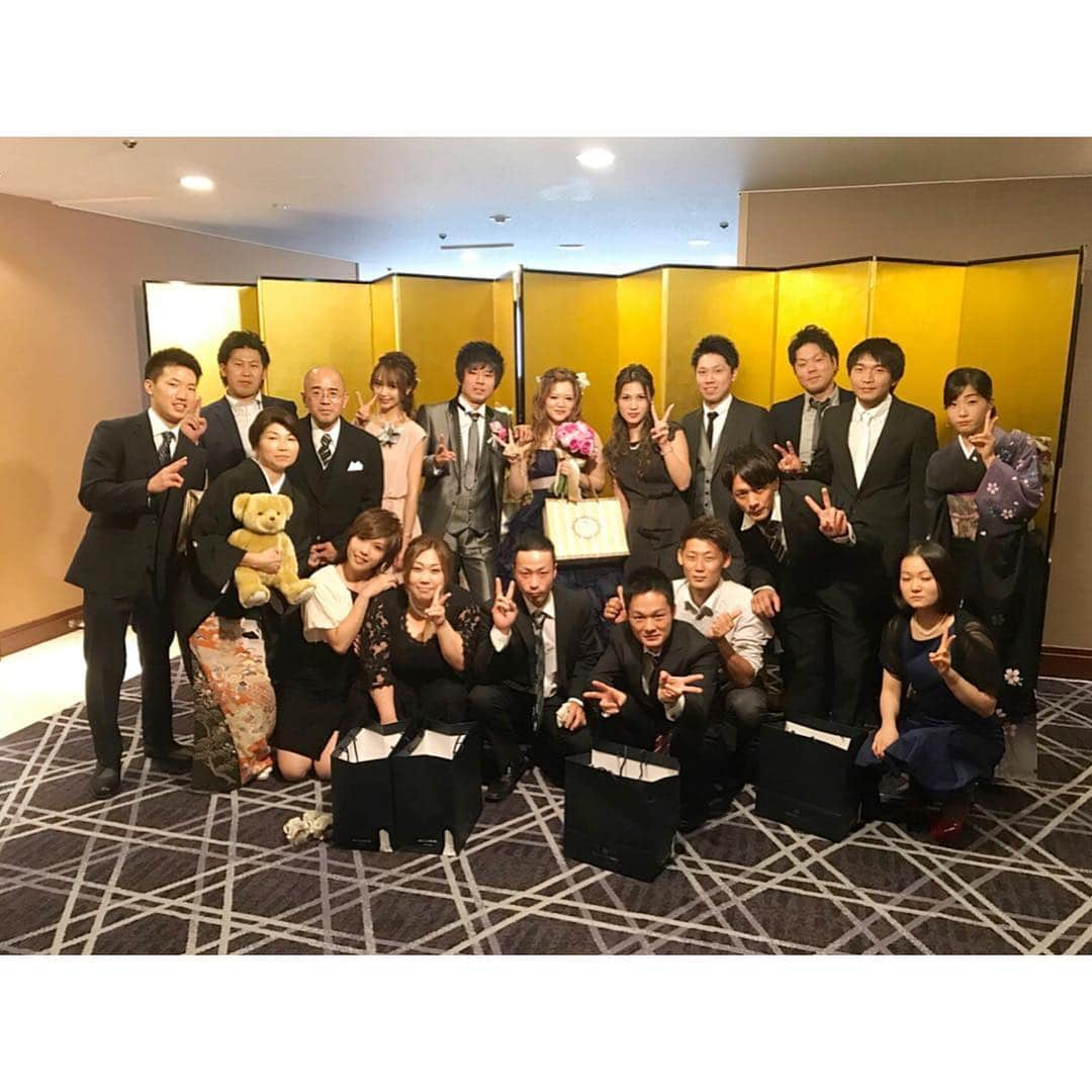 家原里佳さんのインスタグラム写真 - (家原里佳Instagram)「. . 先月だけど、お友達の結婚式へ…🤵👰❤️ . . 前日にリフトアップをしてしまい、顔を腫らしての出席😂💖 この日から１ヶ月が経った現在が３枚目です😌✨ １ヶ月検診も終わったので、経過の写真はこれにて終了😁👋🏻 . . #銀座TAクリニック #大阪TAクリニック #美容外科 #リフトアップ #ツヤ肌コラーゲンリフト #TAC式ショッピングリフト #メディオスター #TAC式ツヤ肌コラーゲンリフト #結婚式 #wedding #party #💒」10月13日 16時10分 - rikachi_1130