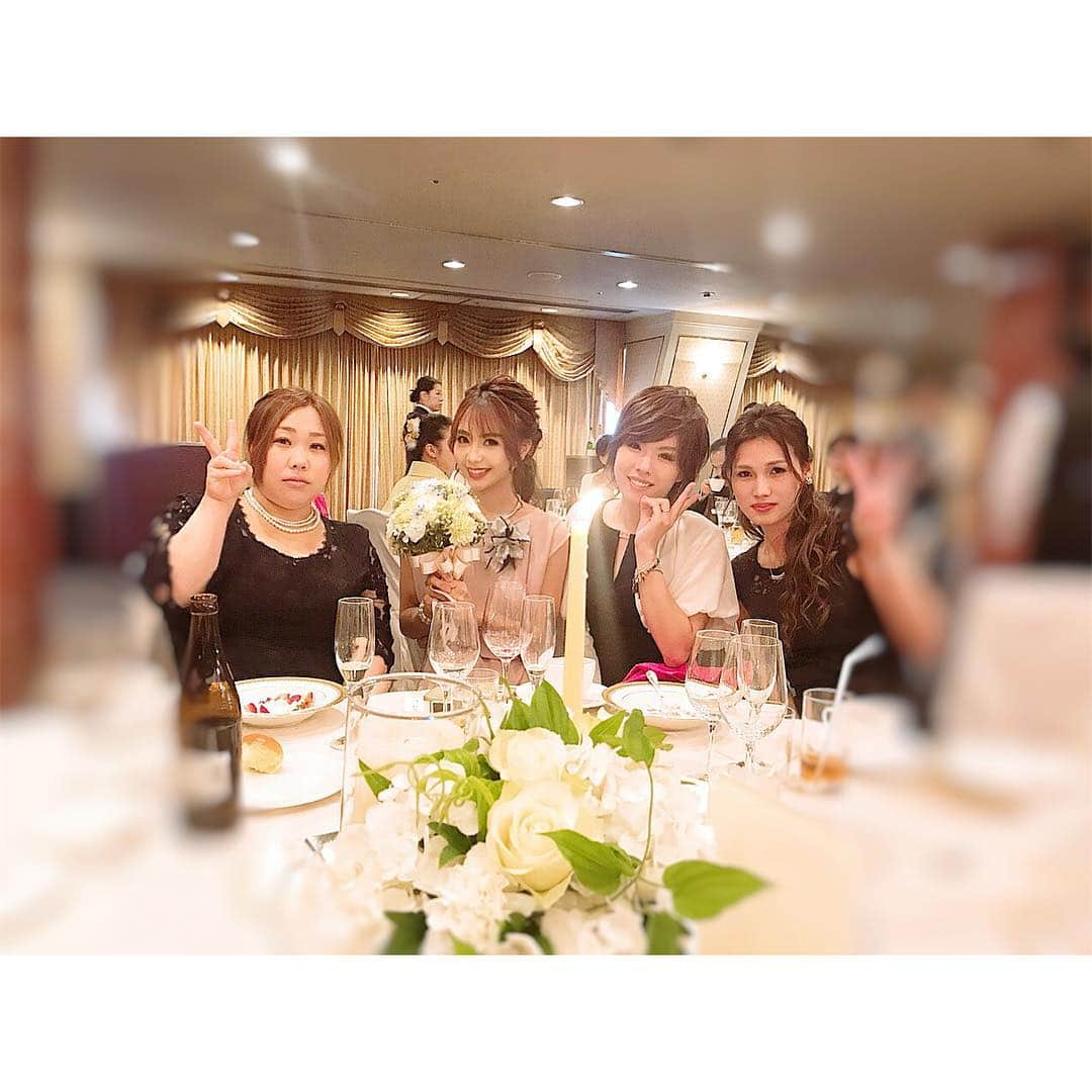 家原里佳さんのインスタグラム写真 - (家原里佳Instagram)「. . 先月だけど、お友達の結婚式へ…🤵👰❤️ . . 前日にリフトアップをしてしまい、顔を腫らしての出席😂💖 この日から１ヶ月が経った現在が３枚目です😌✨ １ヶ月検診も終わったので、経過の写真はこれにて終了😁👋🏻 . . #銀座TAクリニック #大阪TAクリニック #美容外科 #リフトアップ #ツヤ肌コラーゲンリフト #TAC式ショッピングリフト #メディオスター #TAC式ツヤ肌コラーゲンリフト #結婚式 #wedding #party #💒」10月13日 16時10分 - rikachi_1130