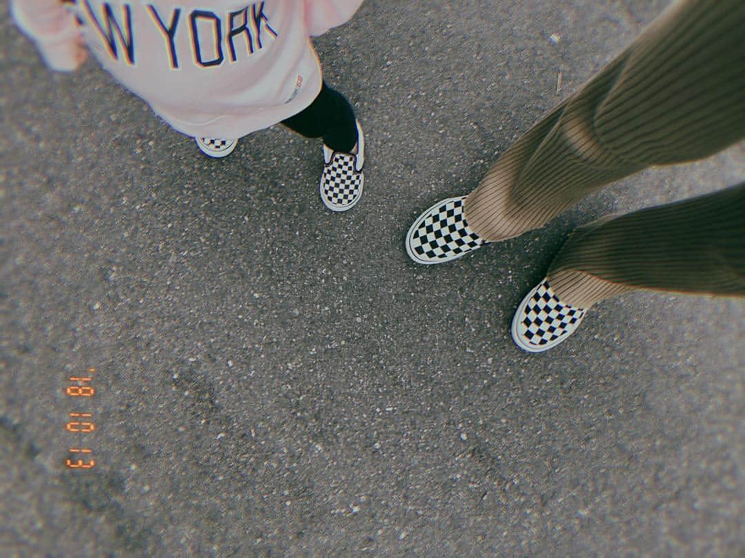 近藤千尋のインスタグラム：「朝からアソボーノで 遊びまくりました🌈💜 去年買ったVANSがお揃いで やっと履けて嬉しい😭😭 ジャンプして遊ぶやつ、 大人も楽しくて最高でした❤️笑 ひーぼぉくんのジャンプの仕方が😂😂😂 昼過ぎにはヘトヘトでした😪 #アソボーノ #親子 #太田家の休日 #ブランドタグつけました」