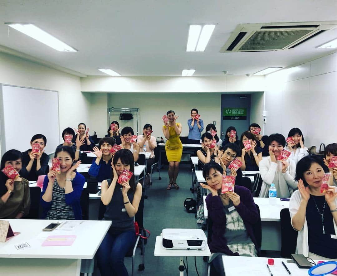 間々田佳子のインスタグラム：「銀座顔ヨガ講座では みなさんにロートさんの #極潤リフトゲル  サンプルお配りしております✨  #スキンケアで表情筋エクササイズ キュッと上げていきましょう💪 #間々田佳子 #顔ヨガ」
