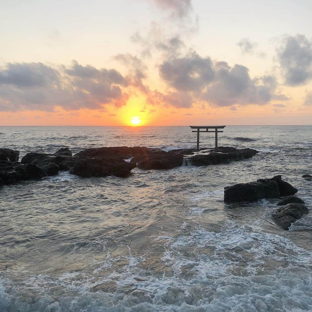 石田一帆さんのインスタグラム写真 - (石田一帆Instagram)「. 茨城2日目3時起きで向かった先は、 大洗海岸にある神磯の鳥居。 . こちらもいつかは行ってみたいと思ってた ところだったので行けて嬉しかった☺️🔥 . 日の出を見るのは 富士山に続いて今回が今年で2回目。 やっぱり神秘的で心が浄化される気分🌿 . 日の出をじっくりと堪能して #大洗磯前神社 でお参りをして(厄払いも◎) #えんやどっと丸 さんにて贅沢で栄養満点な おいしい朝食をいただきました🥣 . #ik_travel#ik_ibaraki#ibaraki#trip#travel#zekkei#ibarakitrip#ibaraki#zekkeiいばらき2018#大洗神磯鳥居#神磯の鳥居 #神磯鳥居#日の出#茨城旅行#茨城#女子旅」10月13日 17時03分 - ishidakazuho