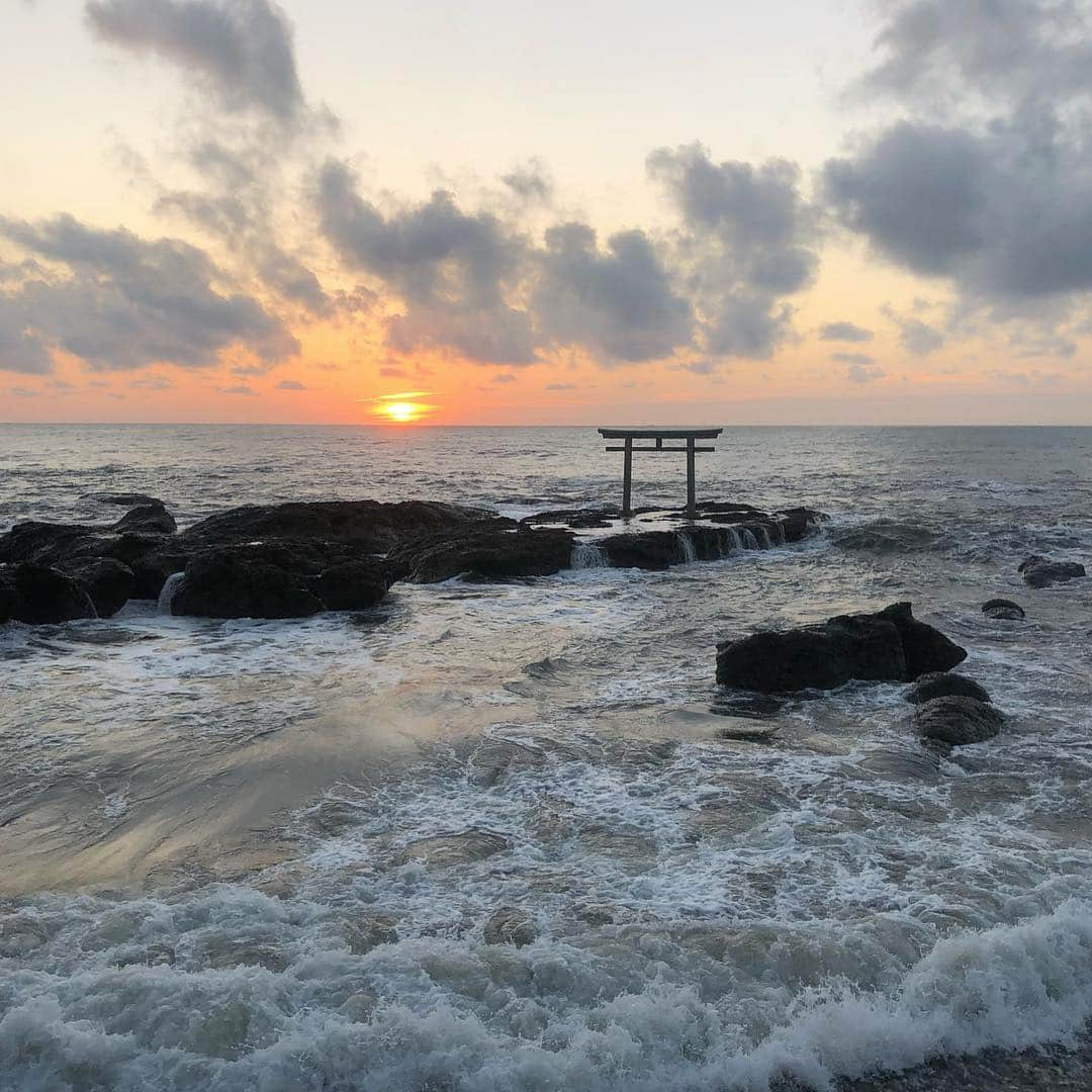 石田一帆さんのインスタグラム写真 - (石田一帆Instagram)「. 茨城2日目3時起きで向かった先は、 大洗海岸にある神磯の鳥居。 . こちらもいつかは行ってみたいと思ってた ところだったので行けて嬉しかった☺️🔥 . 日の出を見るのは 富士山に続いて今回が今年で2回目。 やっぱり神秘的で心が浄化される気分🌿 . 日の出をじっくりと堪能して #大洗磯前神社 でお参りをして(厄払いも◎) #えんやどっと丸 さんにて贅沢で栄養満点な おいしい朝食をいただきました🥣 . #ik_travel#ik_ibaraki#ibaraki#trip#travel#zekkei#ibarakitrip#ibaraki#zekkeiいばらき2018#大洗神磯鳥居#神磯の鳥居 #神磯鳥居#日の出#茨城旅行#茨城#女子旅」10月13日 17時03分 - ishidakazuho