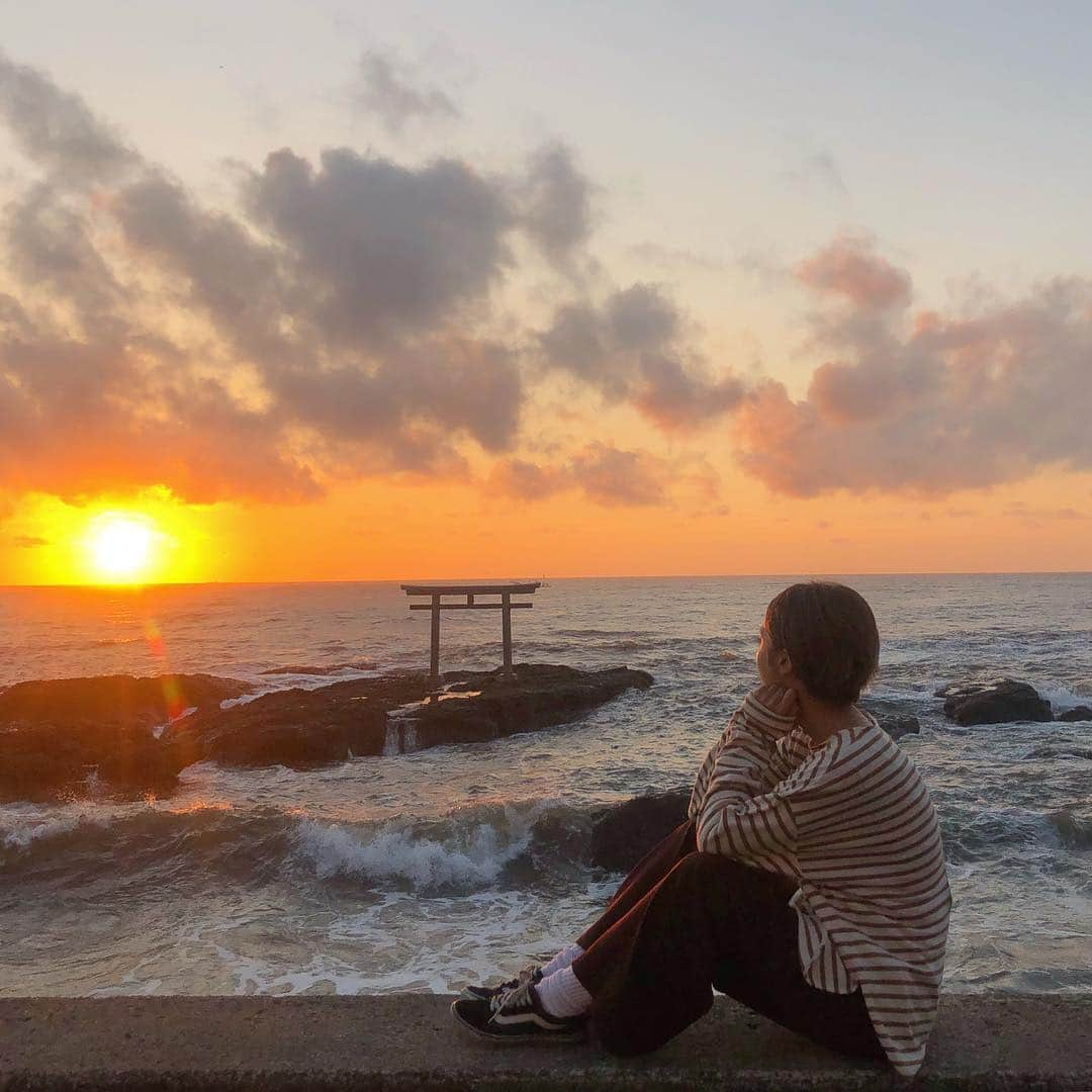 石田一帆さんのインスタグラム写真 - (石田一帆Instagram)「. 茨城2日目3時起きで向かった先は、 大洗海岸にある神磯の鳥居。 . こちらもいつかは行ってみたいと思ってた ところだったので行けて嬉しかった☺️🔥 . 日の出を見るのは 富士山に続いて今回が今年で2回目。 やっぱり神秘的で心が浄化される気分🌿 . 日の出をじっくりと堪能して #大洗磯前神社 でお参りをして(厄払いも◎) #えんやどっと丸 さんにて贅沢で栄養満点な おいしい朝食をいただきました🥣 . #ik_travel#ik_ibaraki#ibaraki#trip#travel#zekkei#ibarakitrip#ibaraki#zekkeiいばらき2018#大洗神磯鳥居#神磯の鳥居 #神磯鳥居#日の出#茨城旅行#茨城#女子旅」10月13日 17時03分 - ishidakazuho