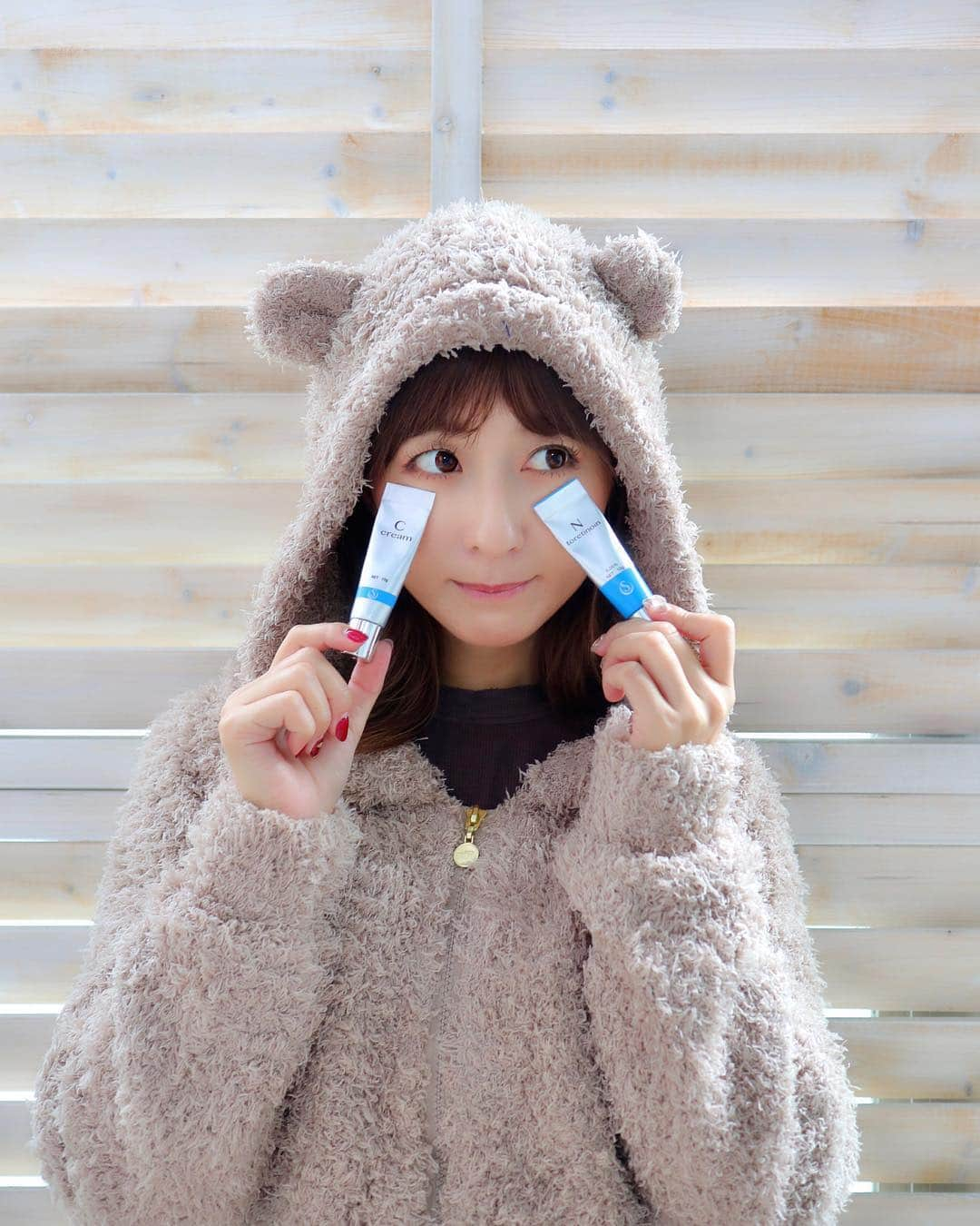 水野佐彩さんのインスタグラム写真 - (水野佐彩Instagram)「・ 🐻❤️🐻💜🐻❤️🐻💜🐻❤️🐻💜💜💜 目の周りの小じわ シミそばかすの改善のため 聖心美容クリニックで処方していただいた N-トレチノインとC-クリームを使い始めました😊✨ 普段のスキンケアの最後に 今までアイクリームを使っていた部分に トレチノインとクリームを混ぜて使っています💡💜 クリニックで処方していただくものは ちゃんと診ていただいているので しっかり続ければ かなり期待できそう❣️ スキンケアもっと頑張ろうっと💕💕 10月14日までに聖心美容クリニック公式Instagramアカウントをフォローして 指定の画像にいいねをすると 医師処方のしみ・しわ治療クリーム 「Nトレチノインシリーズ」が当たる キャンペーンを開催しているので みなさんもぜひ🐻❤️❤️ #PR #聖心美容クリニック #Nトレチノイン #nトレチノイン #スキンケア #アラサー #アラサー美容 #アラサースキンケア #アイクリーム #シミ #そばかす #肝斑 #美白  @seishinbiyou」10月13日 17時24分 - saaya_mizuno