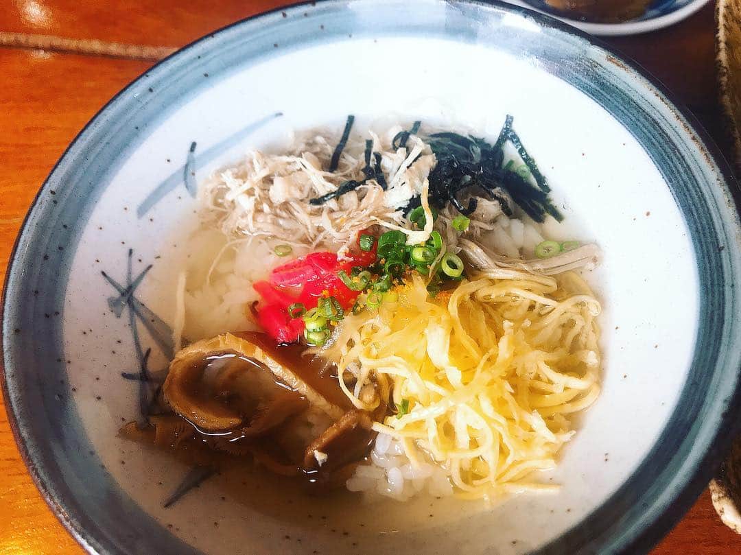 わちみなみのインスタグラム：「初めての鶏飯（けいはん）と、奄美の郷土料理たち😋💕﻿ ﻿ 鶏飯おいしすぎたから、スープ買って帰った！🌟﻿ ﻿ 海も綺麗だったけど、ご飯が美味しすぎました💗鶏好きにはたまらない〜🌸﻿ ﻿ 楽しい撮影でした！﻿ ﻿ #わちロケ #わちみなみ #奄美大島 #案内 #しまんちゅ」