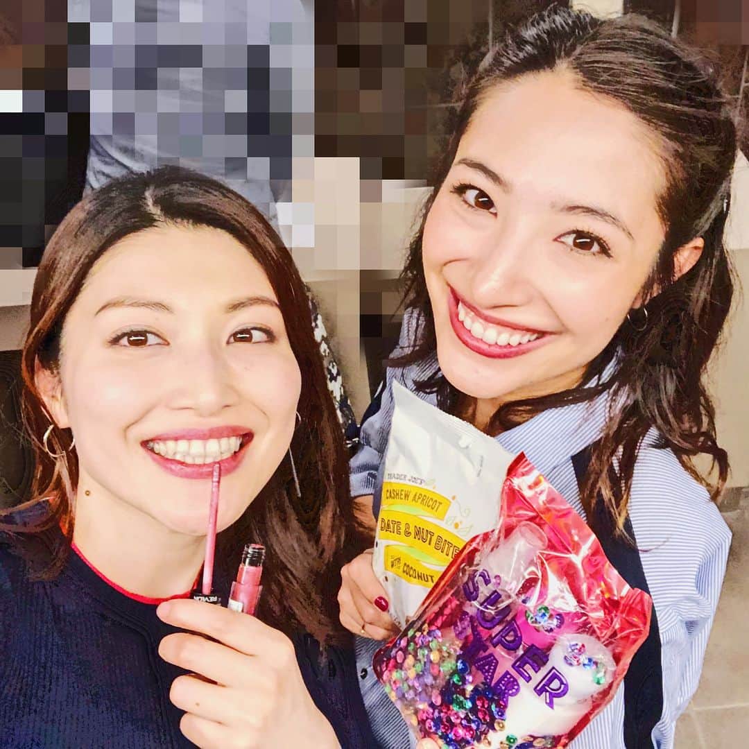 櫻井麻美さんのインスタグラム写真 - (櫻井麻美Instagram)「アリとはよく姉妹と間違われます。間違いなく私が姉だと思われてると思うが同級生というのは本当なんです🤣 ・ 2人とも仕事しながら学校行ってます❣️シンドイことも楽しくなっちゃう最高の友達！支えてくれてありがとうー☺️💕 ・ ・ #同級生 #リップ #口元が似てるらしい #姉妹 #医学博士まであと何年 #ありがとう #バースデー #次はアリの #誕生日」10月13日 19時37分 - mamiosakurai