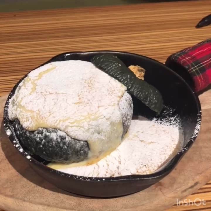 のインスタグラム：「‪.‬ ‪.‬ . 仙台にある森の中のガーデンレストラン 「ラルデフェリ」@lal_de_feliでは 2018年9月29日より”かぼちゃフェスタ”を開催！ . 今回はご招待いただき試食させていただきました！ . 「和栗とラムレーズンバターのまるごと南瓜ブリュレ」は、香ばしく焼いたかぼちゃの中に バター仕立ての和栗、ラムレーズンやナッツなど 秋の味覚がぎっしり！ . バニラアイス、豆乳チーズソース 竹鶏卵カスタードの4層構造というこだわり！ . ナイフで切ると中から溢れ出す〇〇には圧巻ですよ！ . このドキドキ感をぜひ体験してみて下さいね！ . . #PR #スイーツ部#スイーツ男子 #カフェ#カフェ部#カフェ巡り#甘党 #東京カフェ#東京スイーツ#かぼちゃ #グルメ#グルメ旅#東京グルメ#チーズ #カフェ好き#カフェごはん#カフェめぐり #スイーツ巡り#食べログ#カフェ活 #カフェスタグラム#甘いもの#仙台 #はなとも仙台」