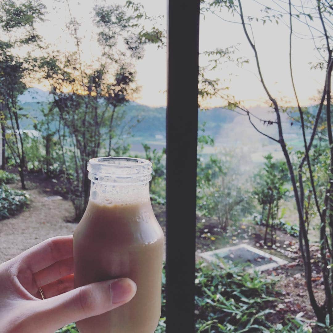 山崎萌絵さんのインスタグラム写真 - (山崎萌絵Instagram)「朝の温泉のあとはコーヒー牛乳☕️ぷはー」10月14日 6時38分 - moeyamasaki.kbc