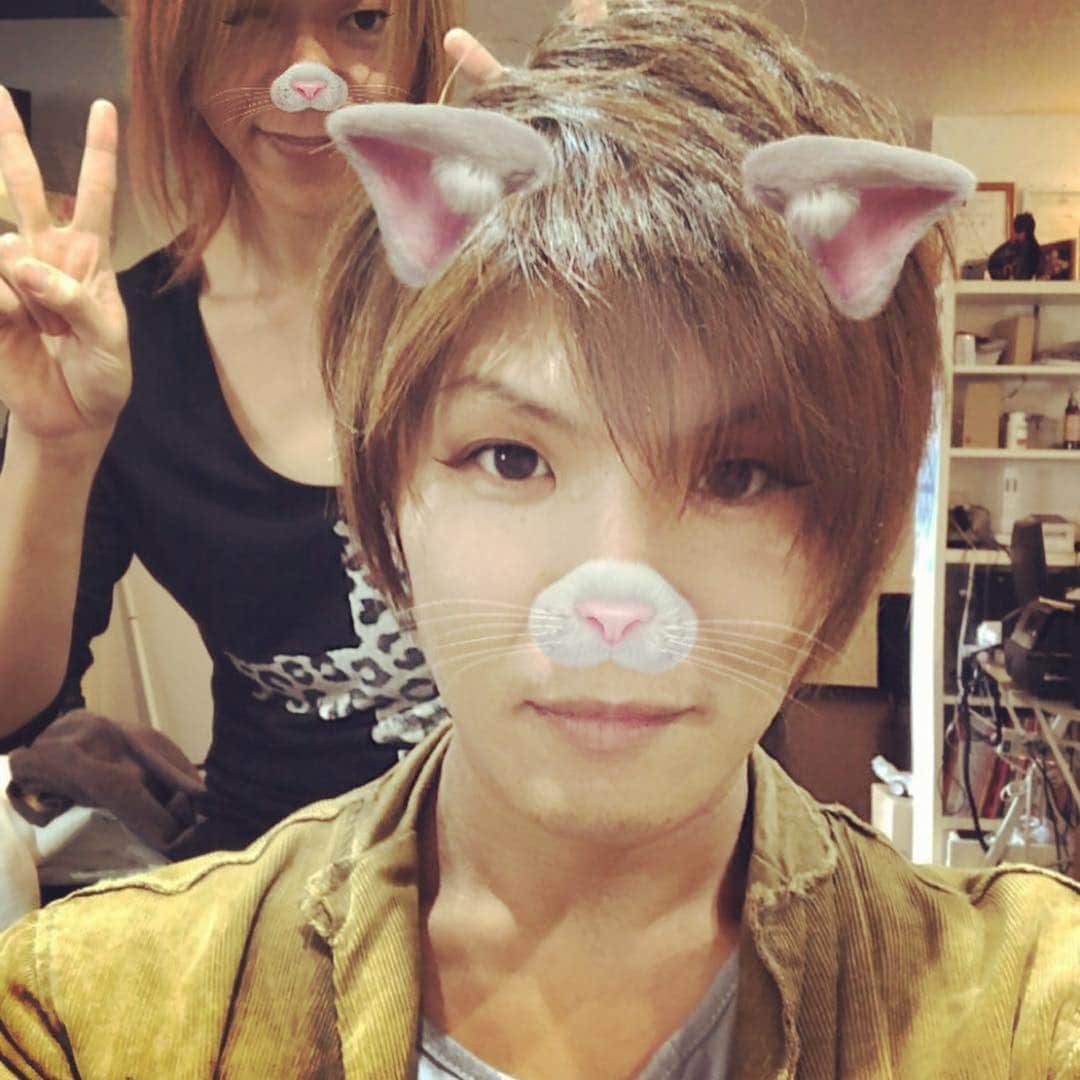 KiYOのインスタグラム：「#しばらく頑張って更新します（予定） . . 朝からUNDIVIDEさんでヘアメンテ。 オーナー赤木くん、スタイリスト龍くんと。。毎度ギリギリでねじ込んでもらってすいません＞＜ I got my hair cut and dyed at #UNDIVIDE from the morning. Thank you Akagi-kun (the owner) & Ryu-kun (the stylist) for adjusting your schedule to mine every time >< . よく「いま誰々が来店してるよ！」とLINE頂くんですけど、いつもニアミスで会えず😵 （S組長のお母様と、少年カミカゼTETSUくんには遭遇できましたけど😅） By the way, they let me know when my friend comes there... but I can't always see anyone😵 . . 1件MTGを挟んで、夕方からはお世話になってます『#打打打団天鼓』さんを観に。 And then, I went to #DadadadanTenko's concert that I was invited in the evening after the meeting. . まだ公演期間中なので、ネタバレは避けますが、、 彼らの音や表情、演出全て、いつも心に刺さります。「グッとくる」ってやつですね😌 Since the show is currently held, I avoid being spoiler. Their sounds, expressions and performances always #resonate with me. That's what I get choked with emotion😌 . 打楽器って構造そのものは、古くからほぼ完成されていて、 おそらく人が言葉を発明するよりもっと前から、あらゆる祭事において、人間の持つ一次感情をブーストさせる役割を担って来た訳ですけど。。 The structure of #percussion had already been perfected since long ago, and it had boosted initial #emotions before a human being invents languages. . 彼らはあろう事か、さらに深奥にある狂気や悲哀まで表現してしまう。ホントに稀有なグループだと思います。 トラッドもアバンギャルドも、現代アートも好きですって人は、まずハマるでしょうね😌 On the contrary, they express #insanities or #sorrows in the deep by using #Taiko-drum sounds... They have the exceptional talent! If you like traditional instruments, avant-garde music, contemporary arts or all of them, you won't avoid addicting the group :) . 何せ皆さんカッコいいから大好き😆 They're cool anyway, I love them all! xD . . 本公演は#近鉄アート館 にて。明日までやってます。 彼らを体験しておいて損は無いですよ🙃 Their performance is worth experiencing! It's being held now (untill tomorrow) . Official: www.dadadadan.jp . . で、おいらはやっと帰宅中。戻ったら荷造りだ…！ I'm on my way home finally... I need to do packing! >< . いい刺激を頂いたので、今なら何でもできそうな気がする！笑 Dadadadan-Tenko inspired me, so I feel like I can do anything! :P . . あ、今朝のストーリーで教えてもらったドラマ見てみます！ 多謝！😆😆😆 Oh, I will check TV dramas everyone recommended me at my today's stories😆 Thanks a lot!! ;) . #kiyonomo」