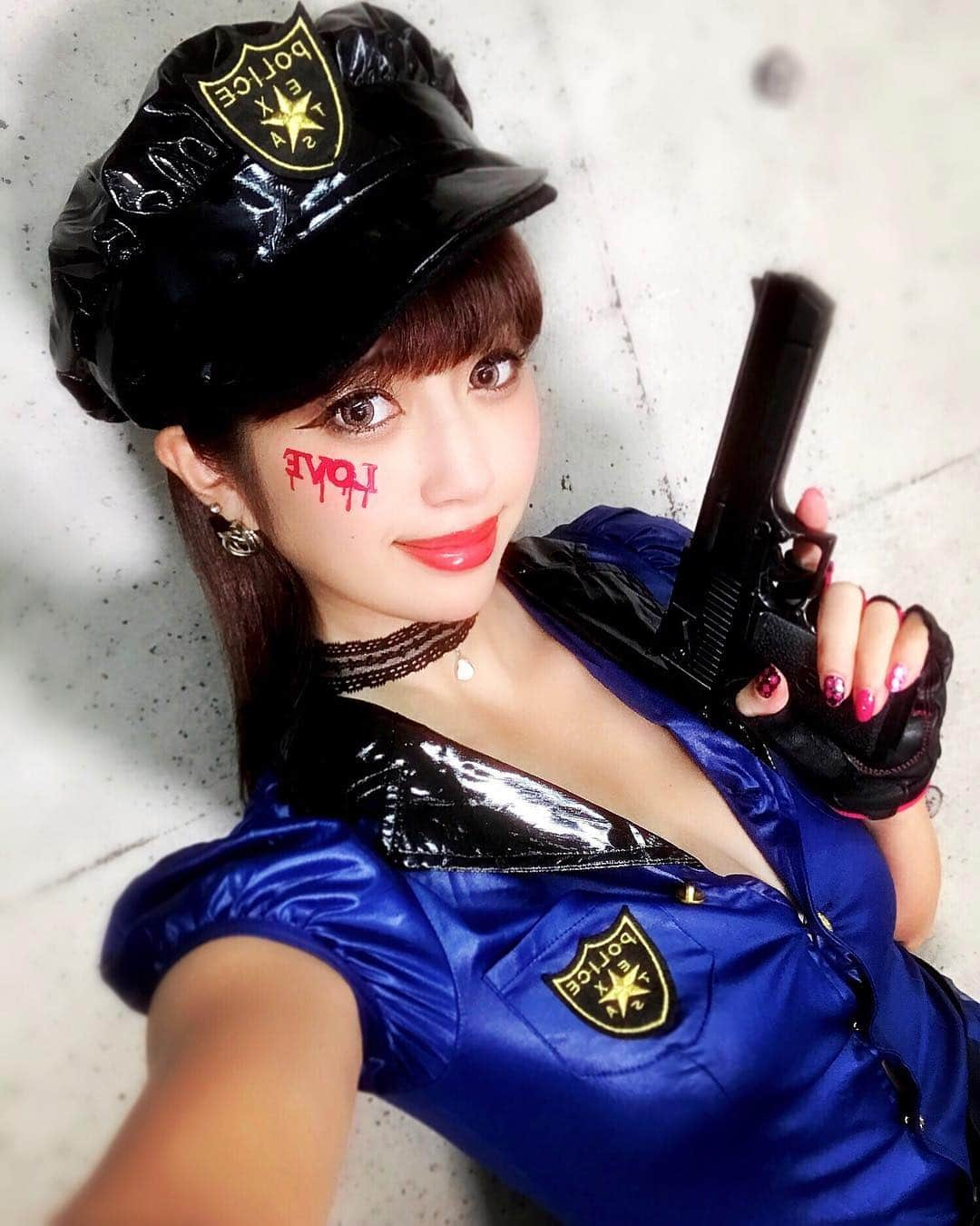 央川かこさんのインスタグラム写真 - (央川かこInstagram)「今日の個人撮影会は 10月だからハロウィンのコスプレしたよ👻🎃 ・ ポリスになったから みんなのこと逮捕しちゃってもいい？❤️笑 ・ ファンの方と楽しい時間を過ごせて 今日も幸せでした☺️✨ ・ #個人撮影会#撮影会#撮影#ハロウィン#コスプレ#ポリス#レースクイーン#ラウンドガール#モデル#ダイエット#トレーニング#筋トレ#ファスティング」10月13日 23時29分 - kako.717