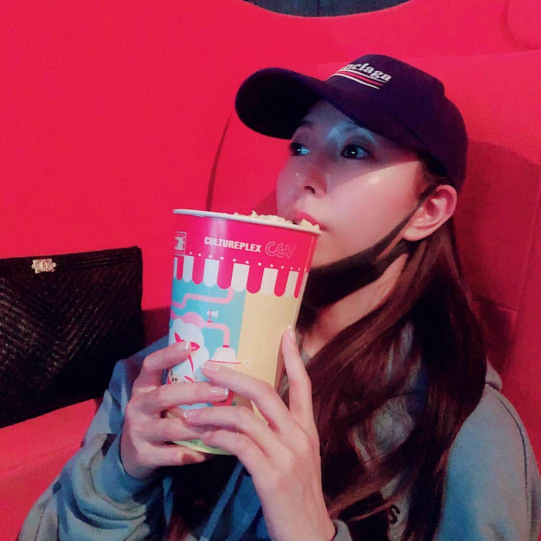 BoAさんのインスタグラム写真 - (BoAInstagram)「팝콘 손 안 대고 먹기 😝🍿🍿🍿🍿🥤」10月13日 23時28分 - boakwon