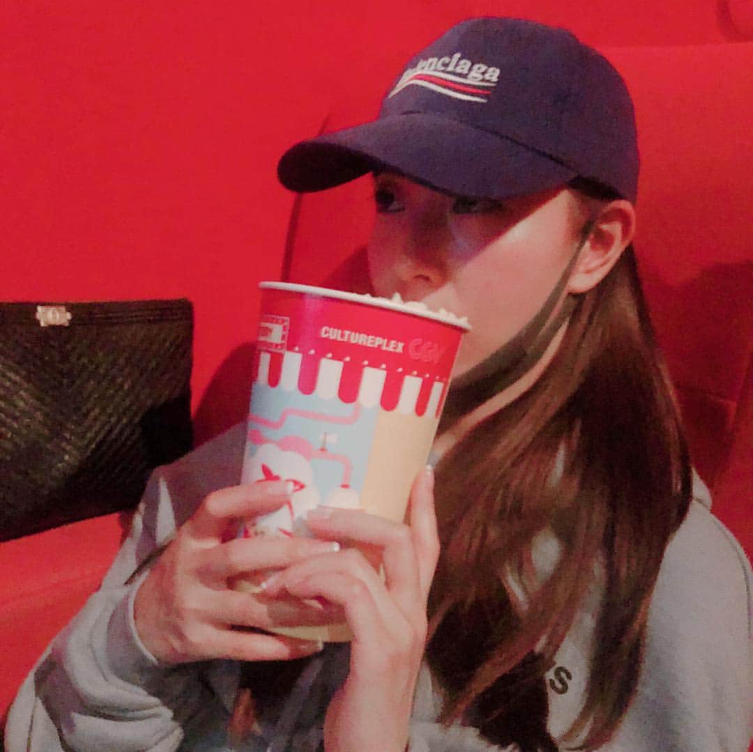 BoAのインスタグラム：「팝콘 손 안 대고 먹기 😝🍿🍿🍿🍿🥤」