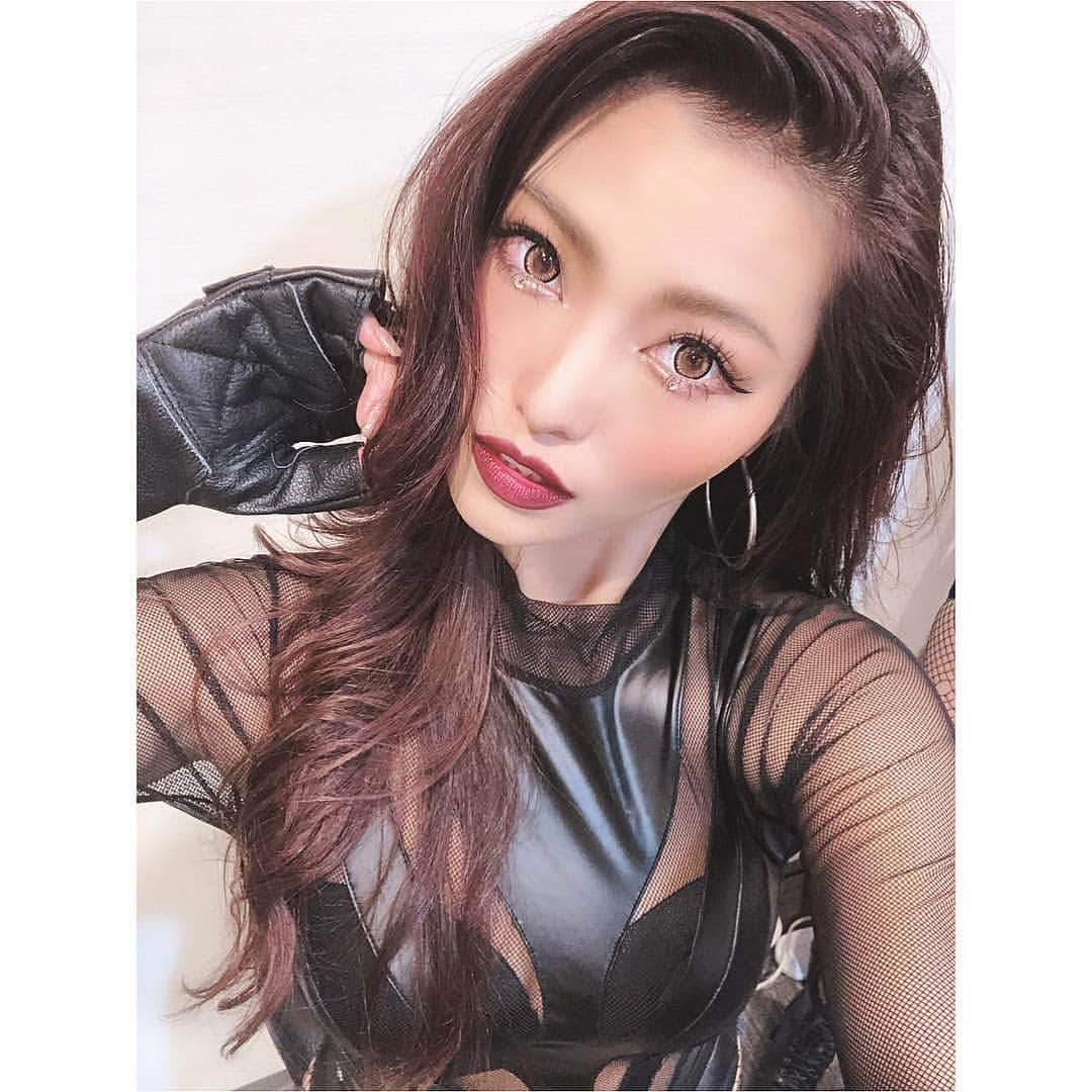 MIKAさんのインスタグラム写真 - (MIKAInstagram)「Xの時は気が引き締まるダークリップ塗って強め！🖤 悪役か女スパイって言われてもダークな口紅お気に入り👅笑 おやぷにぃzzZ 追伸 : リップがどこのものかいくつか質問頂いたのでタグ付けしておきます💄 @kikomilano  #cyberjapan #teamx #cyberjapandancers #aboutlastnight #dancer #nightnight #サイバージャパン #ダンサー」10月13日 23時36分 - cjd_mika