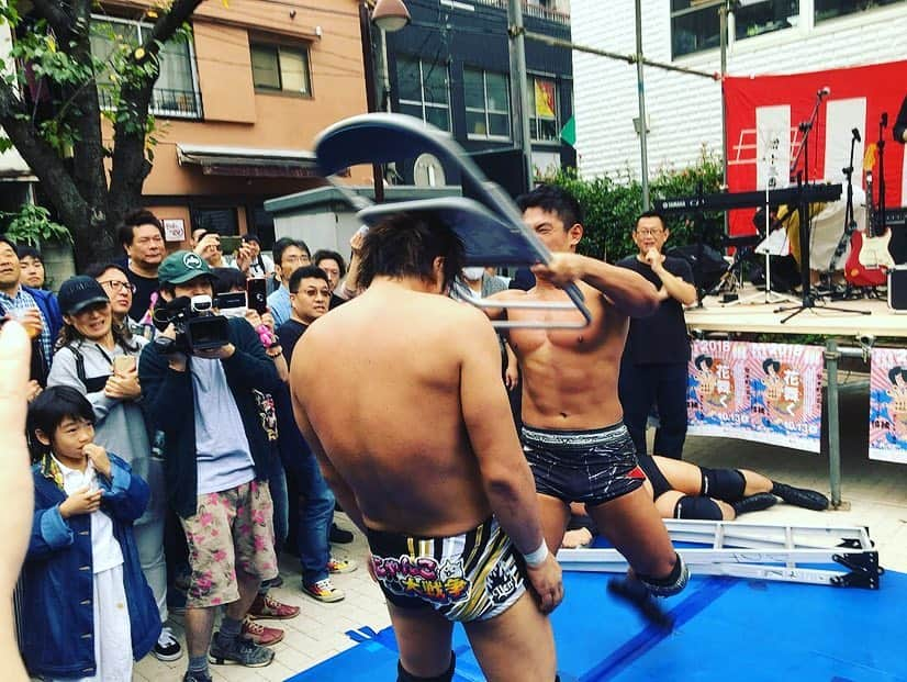 彰人さんのインスタグラム写真 - (彰人Instagram)「四谷三丁目荒木町杉大門通り路上プロレス。 THE カオス。 お世話になっている街に恩返し。 . . . #プロレス #prowrestling #DDT #ddtpro  #ddtプロレスリング #路上プロレス #四ッ谷 #四谷三丁目 #荒木町 #杉大門通り #LIEN #リアン #高木三四郎 #彰人 #今成夢人 #下東由朋 #宮武俊」10月14日 2時10分 - akitonsgk