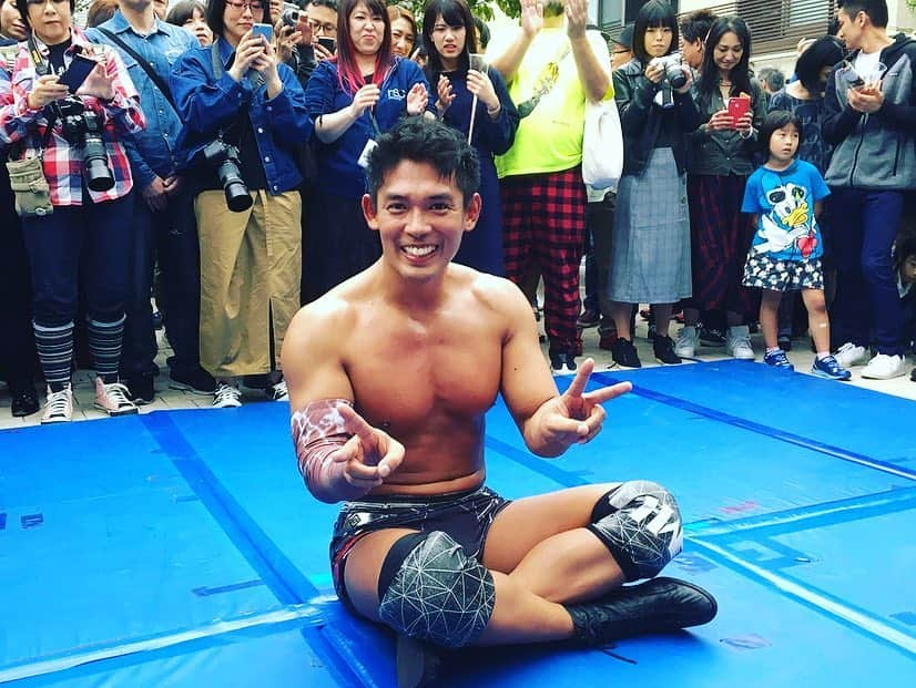 彰人さんのインスタグラム写真 - (彰人Instagram)「四谷三丁目荒木町杉大門通り路上プロレス。 THE カオス。 お世話になっている街に恩返し。 . . . #プロレス #prowrestling #DDT #ddtpro  #ddtプロレスリング #路上プロレス #四ッ谷 #四谷三丁目 #荒木町 #杉大門通り #LIEN #リアン #高木三四郎 #彰人 #今成夢人 #下東由朋 #宮武俊」10月14日 2時10分 - akitonsgk