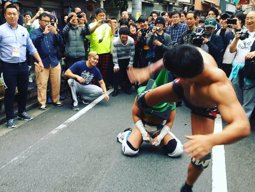 彰人さんのインスタグラム写真 - (彰人Instagram)「四谷三丁目荒木町杉大門通り路上プロレス。 THE カオス。 お世話になっている街に恩返し。 . . . #プロレス #prowrestling #DDT #ddtpro  #ddtプロレスリング #路上プロレス #四ッ谷 #四谷三丁目 #荒木町 #杉大門通り #LIEN #リアン #高木三四郎 #彰人 #今成夢人 #下東由朋 #宮武俊」10月14日 2時10分 - akitonsgk