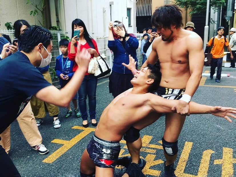 彰人さんのインスタグラム写真 - (彰人Instagram)「四谷三丁目荒木町杉大門通り路上プロレス。 THE カオス。 お世話になっている街に恩返し。 . . . #プロレス #prowrestling #DDT #ddtpro  #ddtプロレスリング #路上プロレス #四ッ谷 #四谷三丁目 #荒木町 #杉大門通り #LIEN #リアン #高木三四郎 #彰人 #今成夢人 #下東由朋 #宮武俊」10月14日 2時10分 - akitonsgk