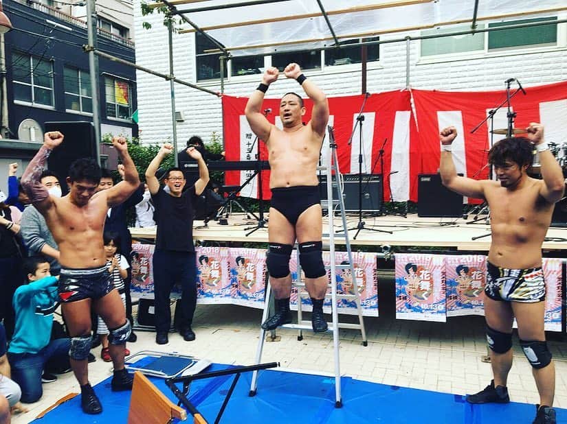 のインスタグラム：「四谷三丁目荒木町杉大門通り路上プロレス。 THE カオス。 お世話になっている街に恩返し。 . . . #プロレス #prowrestling #DDT #ddtpro  #ddtプロレスリング #路上プロレス #四ッ谷 #四谷三丁目 #荒木町 #杉大門通り #LIEN #リアン #高木三四郎 #彰人 #今成夢人 #下東由朋 #宮武俊」