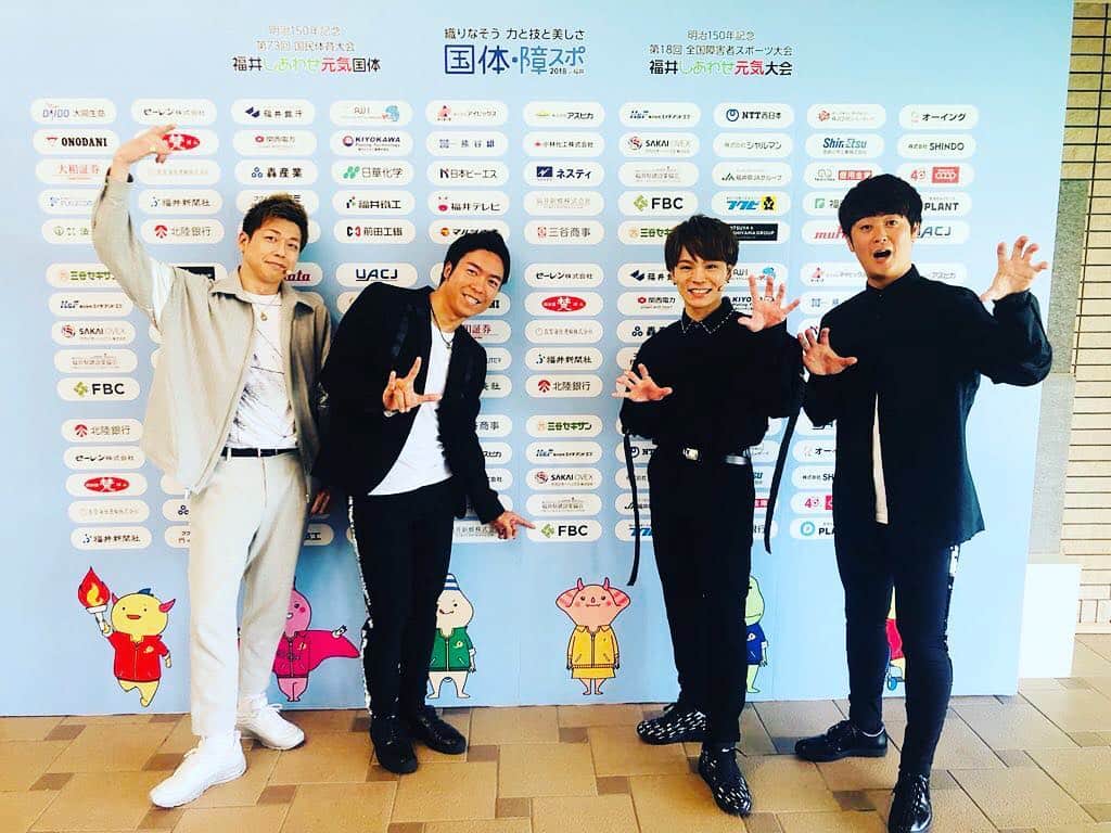 西田隆人のインスタグラム：「#福井しあわせ元気大会 開会式 #手話パフォーマンス 😊 ありがとうございました！  50年ぶり地元開催の熱気がものすごかった！ アナウンサー人生スタートの地でパフォーマンスできて幸せ者^_^」
