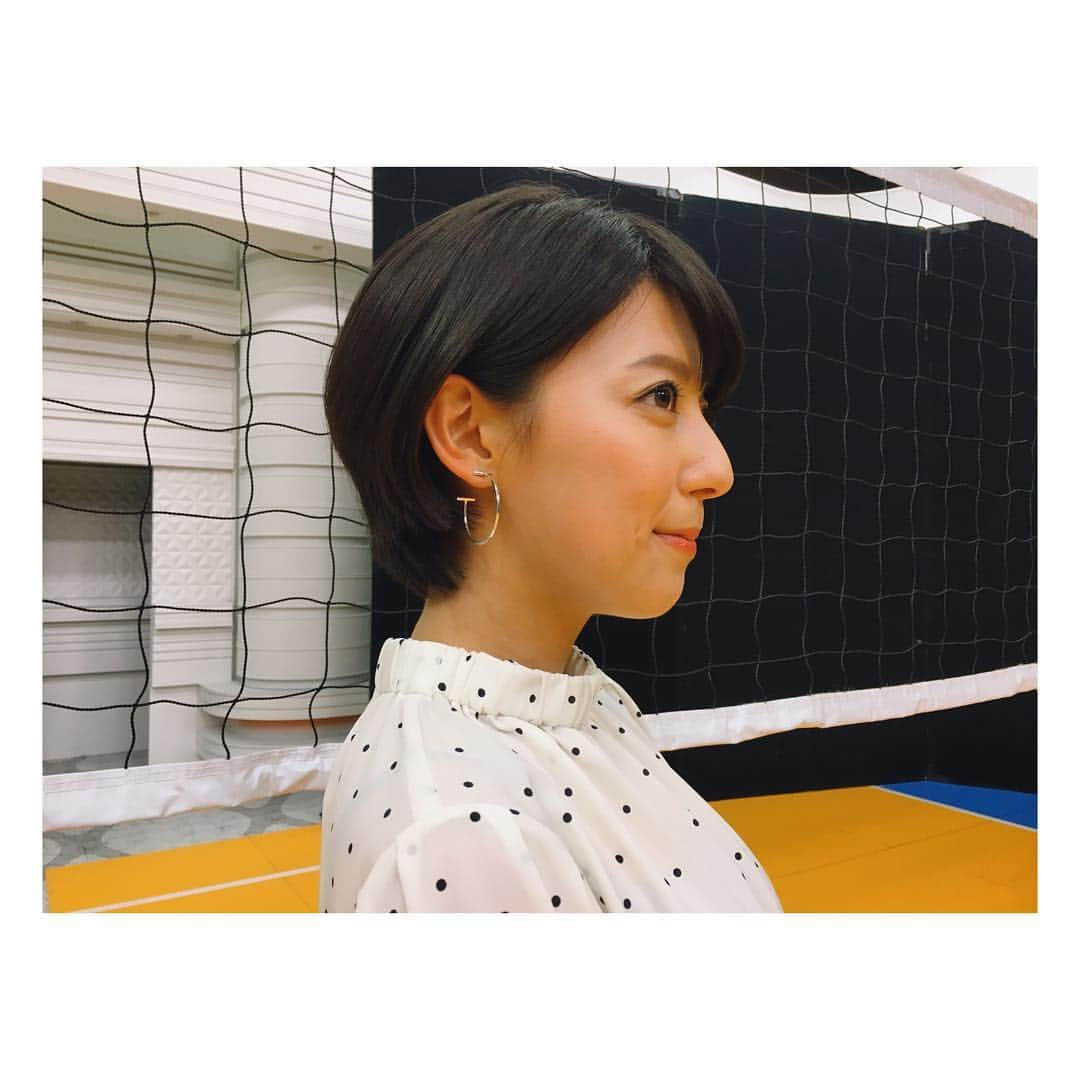 上村彩子さんのインスタグラム写真 - (上村彩子Instagram)「. 髪を切りましたー！✂️✂️ . . 去年の冬は、 『今切ると、 ピョンチャン出張にいくときに 首元寒いかな…』 なーんて言って保留していたのですが。 今回は思い切ってショートに✂️ . 世界バレーをみていて、 ショートの女の人すてきだなって 思ったのも理由のひとつです☝️！ . . #世界バレー #今日セルビア戦 #頑張れ日本🇯🇵 . 💇‍♀️→ @yamaguchimasahiro」10月14日 2時45分 - saekokamimura