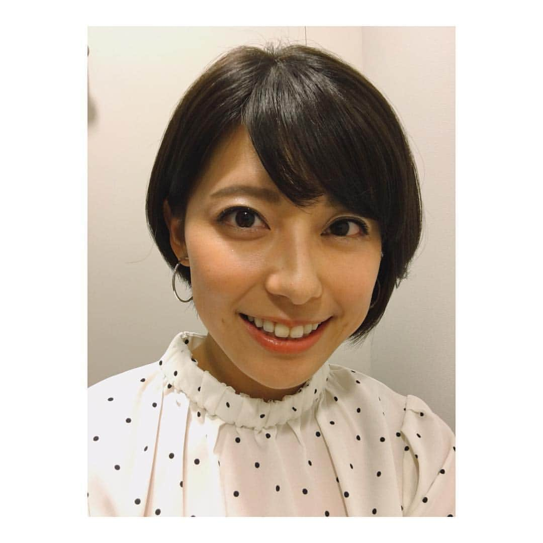 上村彩子さんのインスタグラム写真 - (上村彩子Instagram)「. 髪を切りましたー！✂️✂️ . . 去年の冬は、 『今切ると、 ピョンチャン出張にいくときに 首元寒いかな…』 なーんて言って保留していたのですが。 今回は思い切ってショートに✂️ . 世界バレーをみていて、 ショートの女の人すてきだなって 思ったのも理由のひとつです☝️！ . . #世界バレー #今日セルビア戦 #頑張れ日本🇯🇵 . 💇‍♀️→ @yamaguchimasahiro」10月14日 2時45分 - saekokamimura