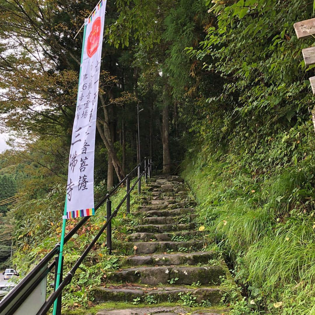 綾小路翔さんのインスタグラム写真 - (綾小路翔Instagram)「今回の旅の一番の目的はこちら、 “日本一危険な国宝”「投入堂」。いやー、遂に。遂に来てしまいました。事前にそれなりの知識は入れてきたものの、想像以上に過酷且つ素晴らしいところでした。兎にも角にも、最高としか言いようがない。来て良かった。行けて良かった。文殊堂で、あの絶景を眺めながら飲んだお水の美味しさと言ったら…。遂に登りきり、岩肌に腰掛けながら食べたチョコレートの甘さと言ったら…。見上げた先にある、投入堂の神々しさと言ったら…。本当に感動しました。 #鳥取  #投入堂 #三徳山 #三仏寺 #達成感 #尋常じゃない #登山はもちろん超絶ハードだったけれど #怖かったのは下山 #因みに #天気予報通りだったら #入山出来なかった #お天気の神様 #山陰の神様 #山陰の仏様 #晴れさせて下さりありがとうございました #神在月 だし #皆様お隣の島根に全員集合しているかもだけど #遠隔操作ありがとうございました  #つーか #役小角 さん #半端ねー （つづく）」10月14日 3時21分 - showayanocozey