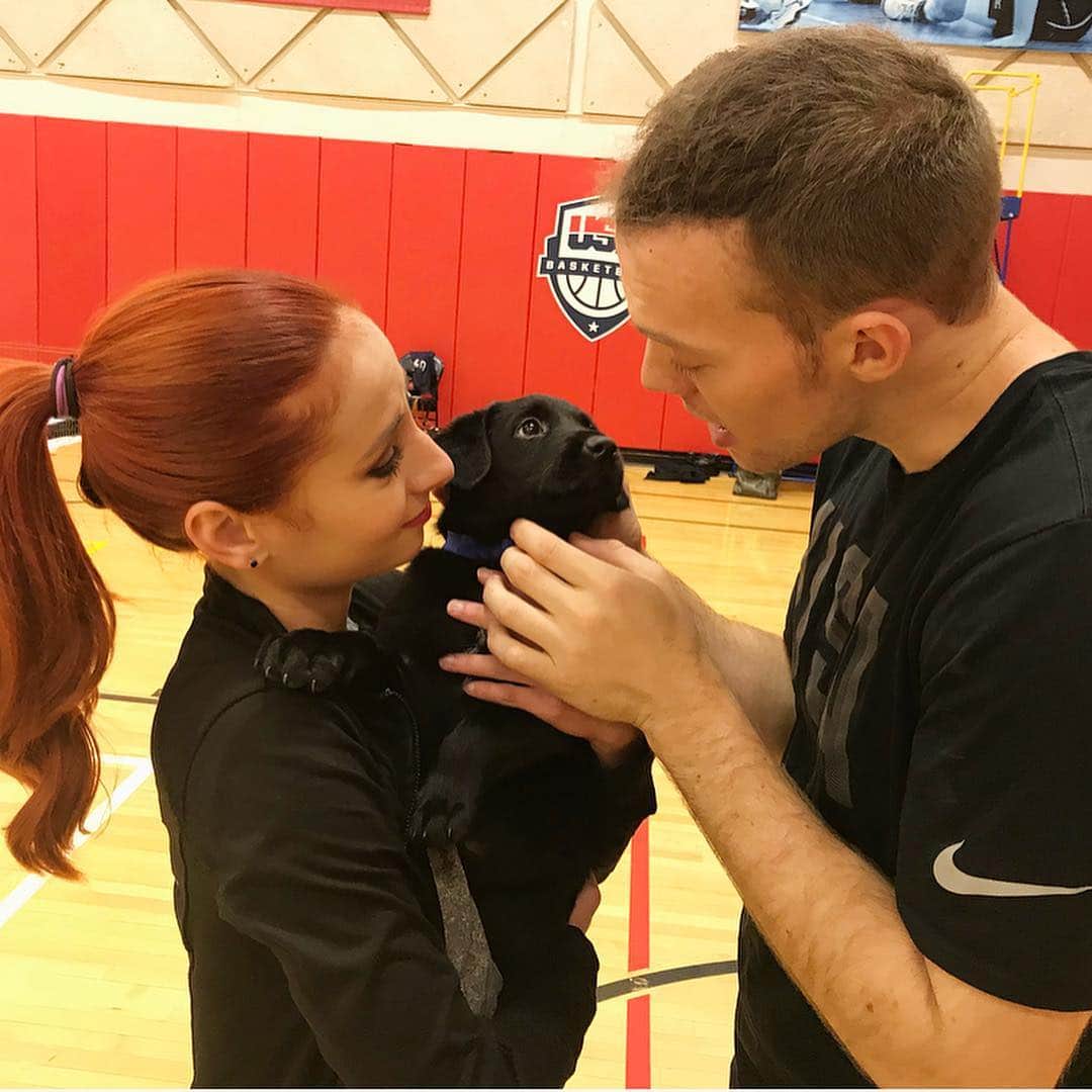 のインスタグラム：「Find someone who looks at you the way this puppy looks at Danny 😍 🐶」