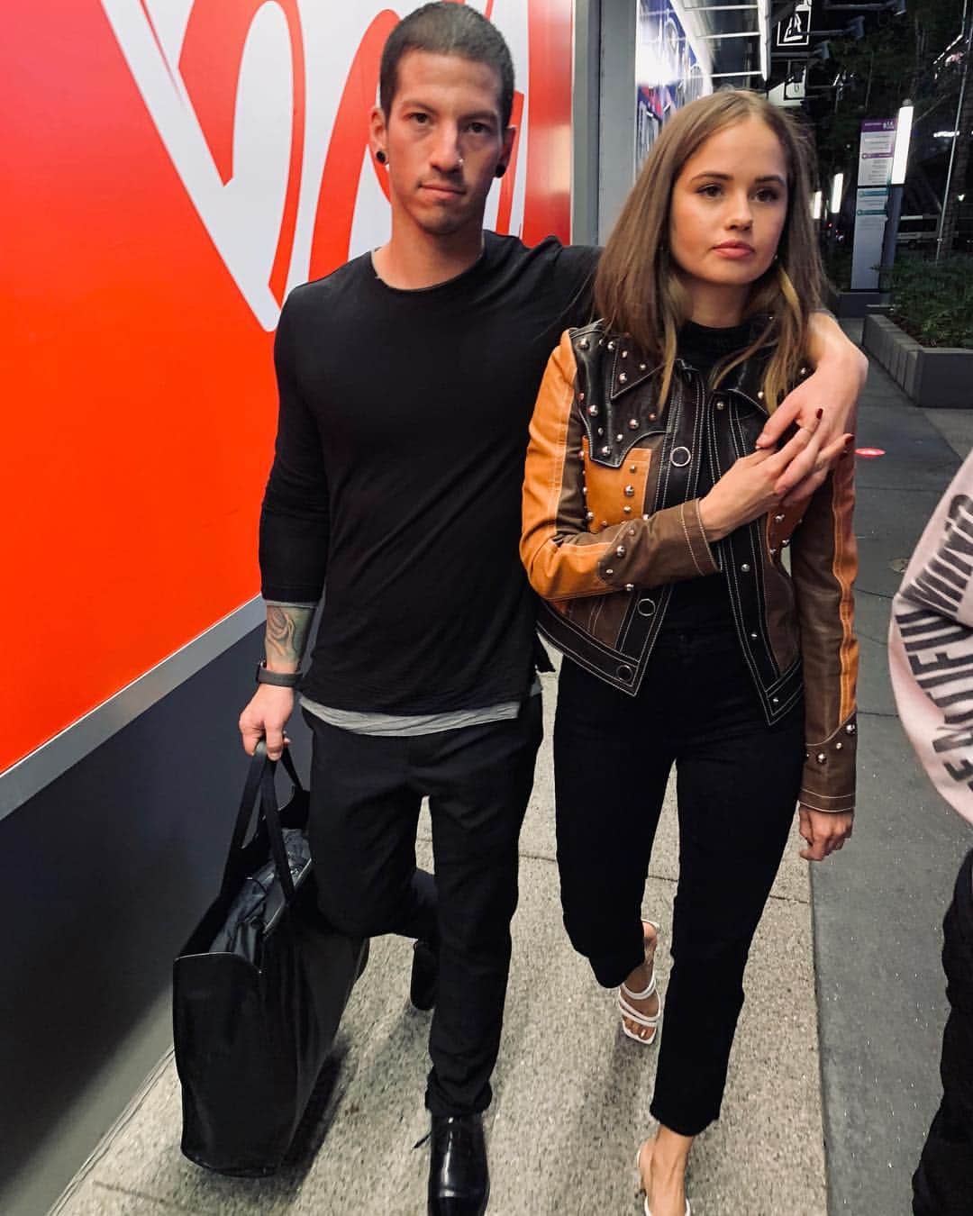 ジョシュ・ダンのインスタグラム：「holding her purse and my person」