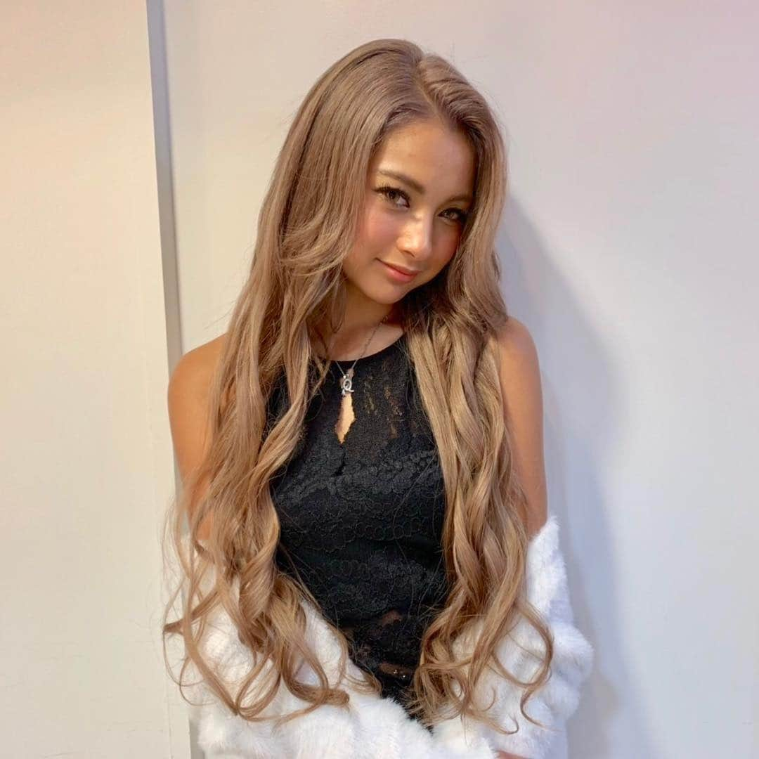 ゆきぽよさんのインスタグラム写真 - (ゆきぽよInstagram)「NEW HAIR💇✨. . . 今回も安定のRISELです😘❤️. 担当も安定の @ryohei_kishino_16 🧟‍♂️✨. . . 今回の色はほうじ茶ラテカラー(秋ver.)だよ☺️❤️. 久しぶりのスーパーロング😍❣️. いつもゆきはエクステ50本です😉. . . きっしー限定クーポンで学生さんは. カラー5940円らしいよ🤭✨. . 詳しくはきっしーにDMしてね😉. . . きっしーに任せたら間違いなしだから. RISELへ行く際は是非きっしー指名で😍. . . 指名料はなんとなんとの無料だよーーー😍❣️. . . #risel #リゼル #newhair #ニューヘアー #ヘアカラー #シールエクステ #ギャル #ギャルヘアー」10月14日 5時57分 - poyo_ngy