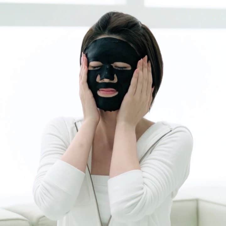 オルフェス（ALFACE+）のインスタグラム：「. . フェイスマスクをしながら、簡単「ほぐす」ケア💆‍♀️✨ . お肌は美容液たっぷりのフェイスマスクで満たしつつ、顔まわりのケアも入念に。 . たった30秒のケア✨ぜひながら美容をお試しください☺️ . . #美肌 #スキンケア #透明感 #保湿 #パック #潤い #美肌ケア #シートマスク #ながら美容 #時短美容 #フェイスマスク #オルフェス #ながらフェイスマスク #マッサージ #フェイスマッサージ #セルフマッサージ #エステ #秋」